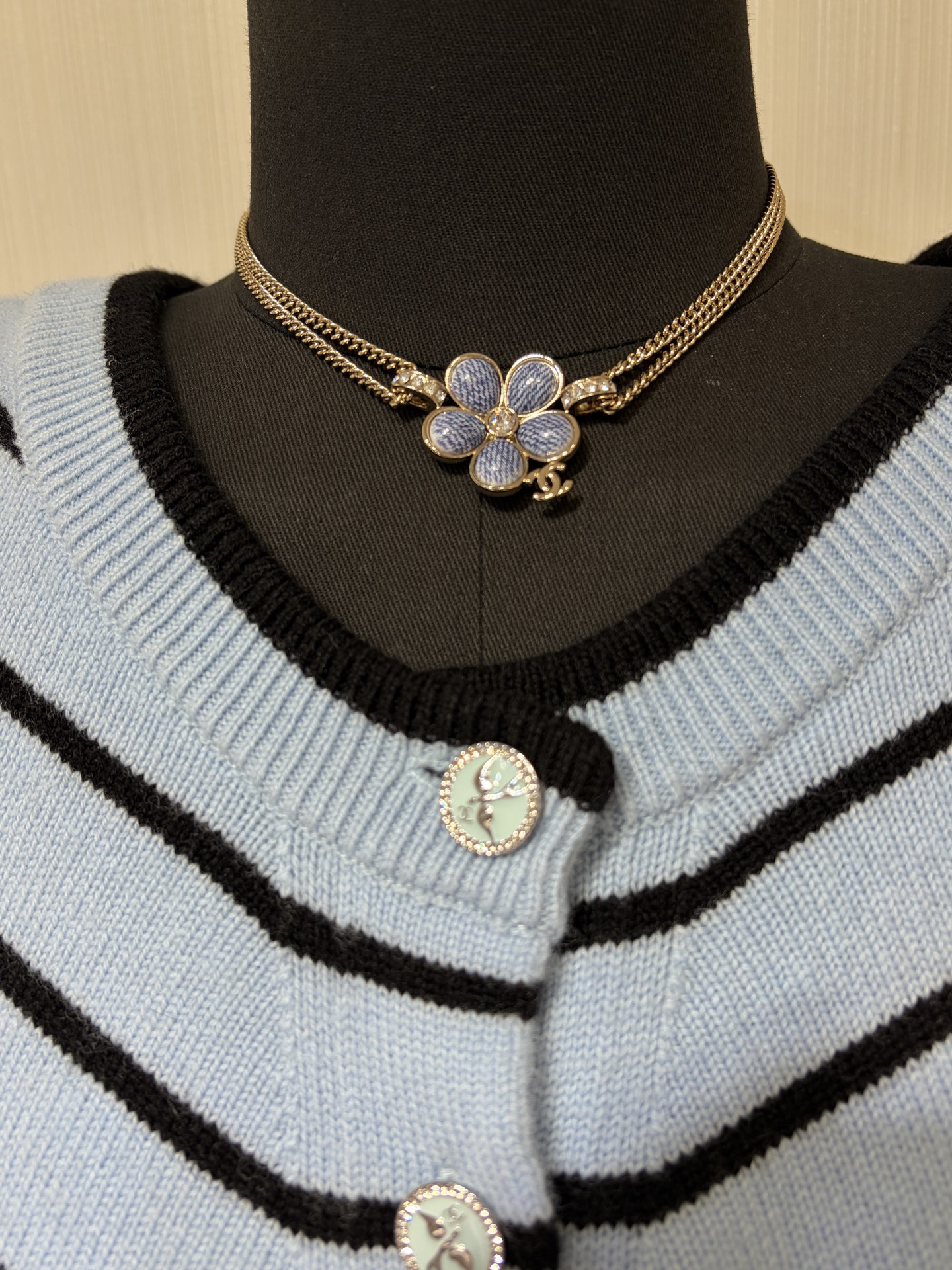 NO:720598,88200, today's new necklace * 26C new gold double C denim denim flower enamel double-layer chain necklace. The combination of denim denim enamel flowers + double-layer chain. The whole color design is too advanced and a bit cool. It is fashionable and noble and special to wear on the body. It is recommended to buy it. The same brass material as yb, Swarovski crystal, enamel craftsmanship, necklace, Cartier high-end jewelry1986090988200,今日新品项链 * 26C新款金色双C丹宁牛仔花朵珐琅双层链条项链 丹宁牛仔珐琅花朵+双层链条的搭配 整个色调设计太高级了有点酷酷的 佩戴上身时髦贵气又特别 推荐入手 yb一样黄铜材质 施华洛水晶 珐琅工艺,,necklace,卡迪亚高端饰品,Jewelry