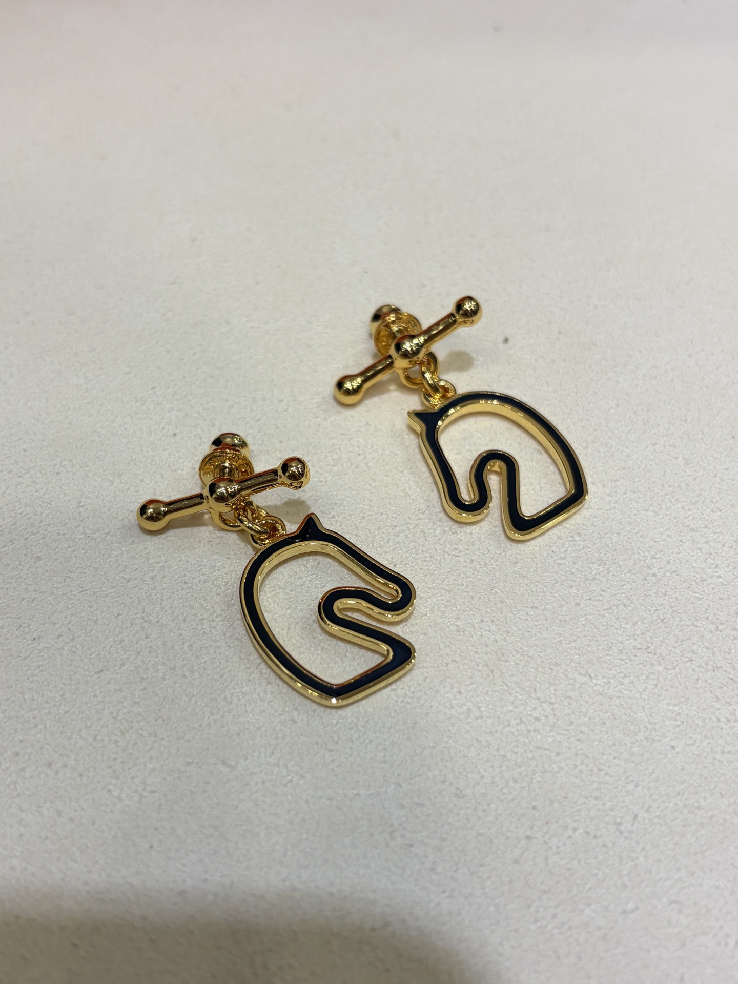 NO:754799,88200. Arrival today (golden black & orange) 26 years new enamel horse gold earrings. Buy and customize. Top version with closed eyes. Of course you must wear Hermès in the year of the horse. Minimalist lines outline the outline of the horse's head. Full of artistic sense. CNC ear plugs are engraved and crafted. Very high-end temperament. YB-like brass material enamel craftsmanship, hermes, earrings, Cartier high-end jewelry1986090988200.今日到货（金色黑色&橙色）  26年新品珐琅马金色耳环 购入z定制 顶级版本闭眼入 马年当然要带爱马仕 极简线条勾勒出马头轮廓 充满了艺术感 CNC耳堵刻字,精工打造 很高级气质 yb一样黄铜材质珐琅工艺,,hermes,earrings,卡迪亚高端饰品,Jewelry