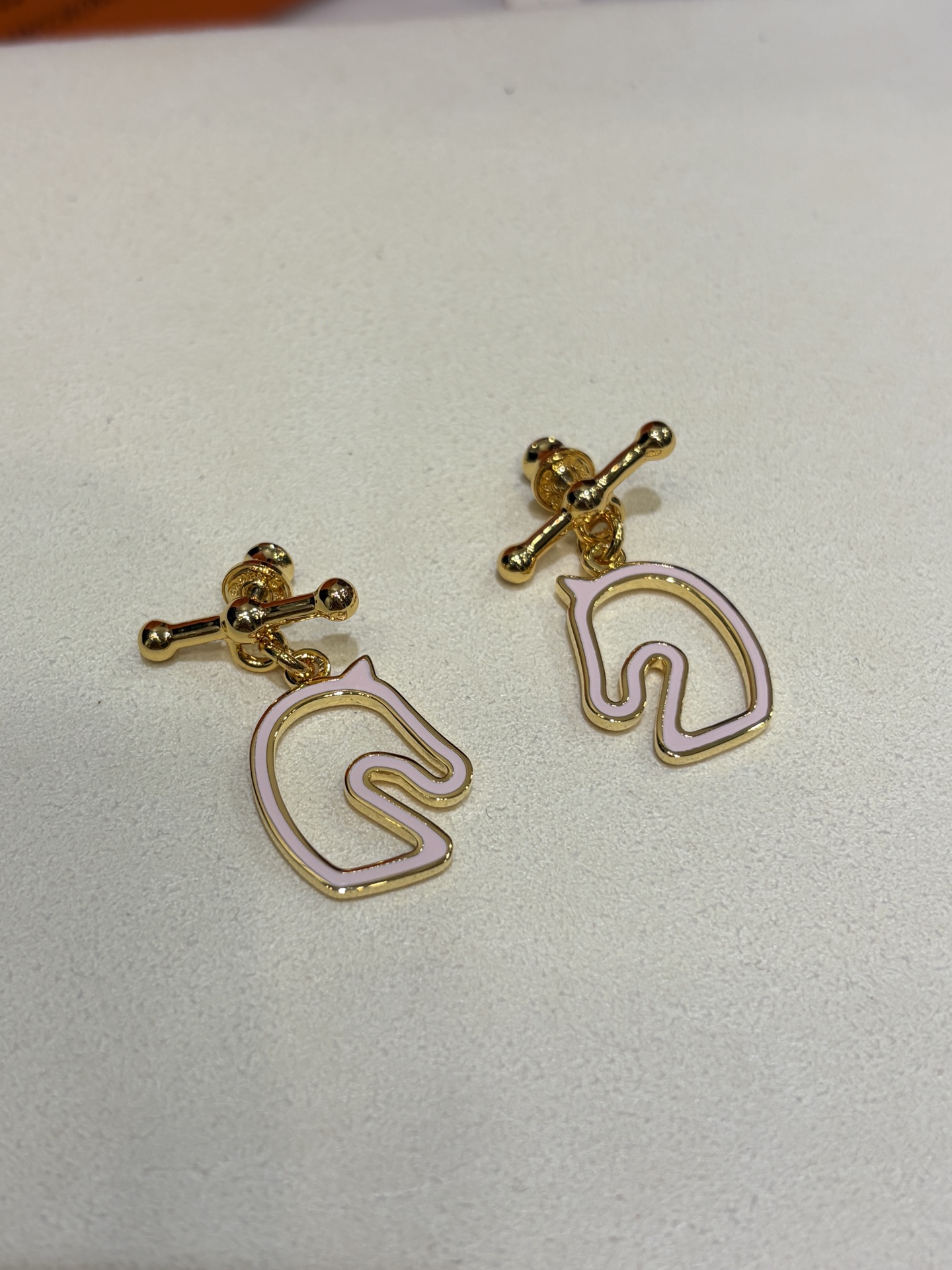 NO:754798,88200. Arrival today (golden gray & pink) 26 years new enamel horse gold earrings. Buy and customize. Top version with closed eyes. Of course you must wear Hermès in the Year of the Horse. Minimalist lines outline the outline of the horse's head. Full of artistic sense. CNC ear plugs are engraved and crafted. Very high-end temperament. YB-like brass material enamel craftsmanship, hermes, earrings, Cartier high-end jewelry1986090988200.今日到货（金色灰色&粉色）  26年新品珐琅马金色耳环 购入z定制 顶级版本闭眼入 马年当然要带爱马仕 极简线条勾勒出马头轮廓 充满了艺术感 CNC耳堵刻字,精工打造 很高级气质 yb一样黄铜材质珐琅工艺,,hermes,earrings,卡迪亚高端饰品,Jewelry