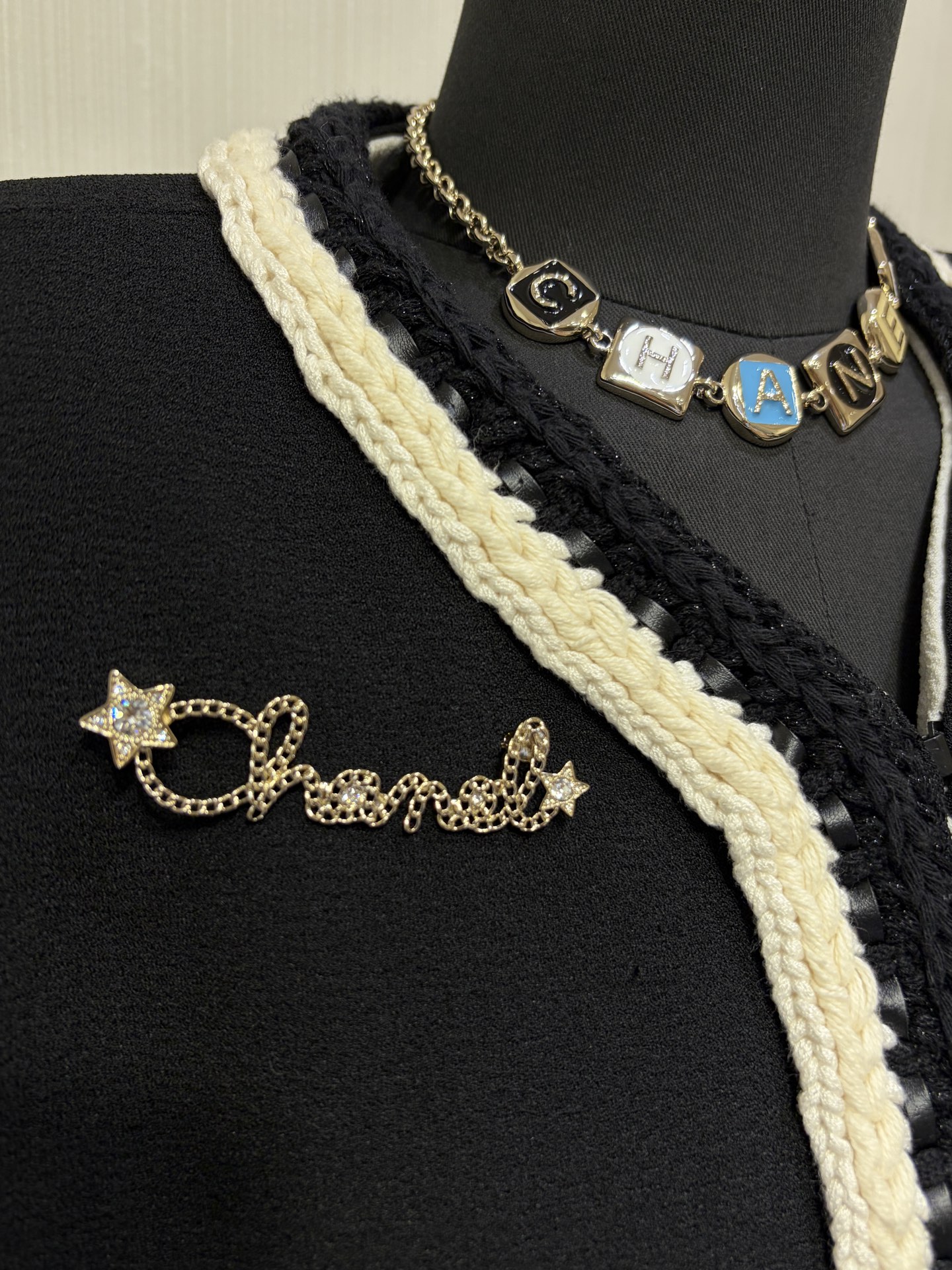 NO:720655,88180, today's new brooch. 25B new gold star chain letter brooch. The hollow chain metal outlines the shape of handwritten letters. It is light and smart and has a sense of design. It is embellished with crystal stars and blingbling for super beauty. The same brass material as yb, Swarovski crystal. Top version, brooch, breastpin, Cartier high-end jewelry1986090988180,今日新品胸针 . 25B新款金色星星链条字母胸针 镂空链条金属勾勒出手写体字母造型 轻盈灵动又很有设计感 点缀水晶星星blingbling的超级美 yb一样黄铜材质施华洛水晶 顶级版本,,brooch，breastpin,卡迪亚高端饰品,Jewelry