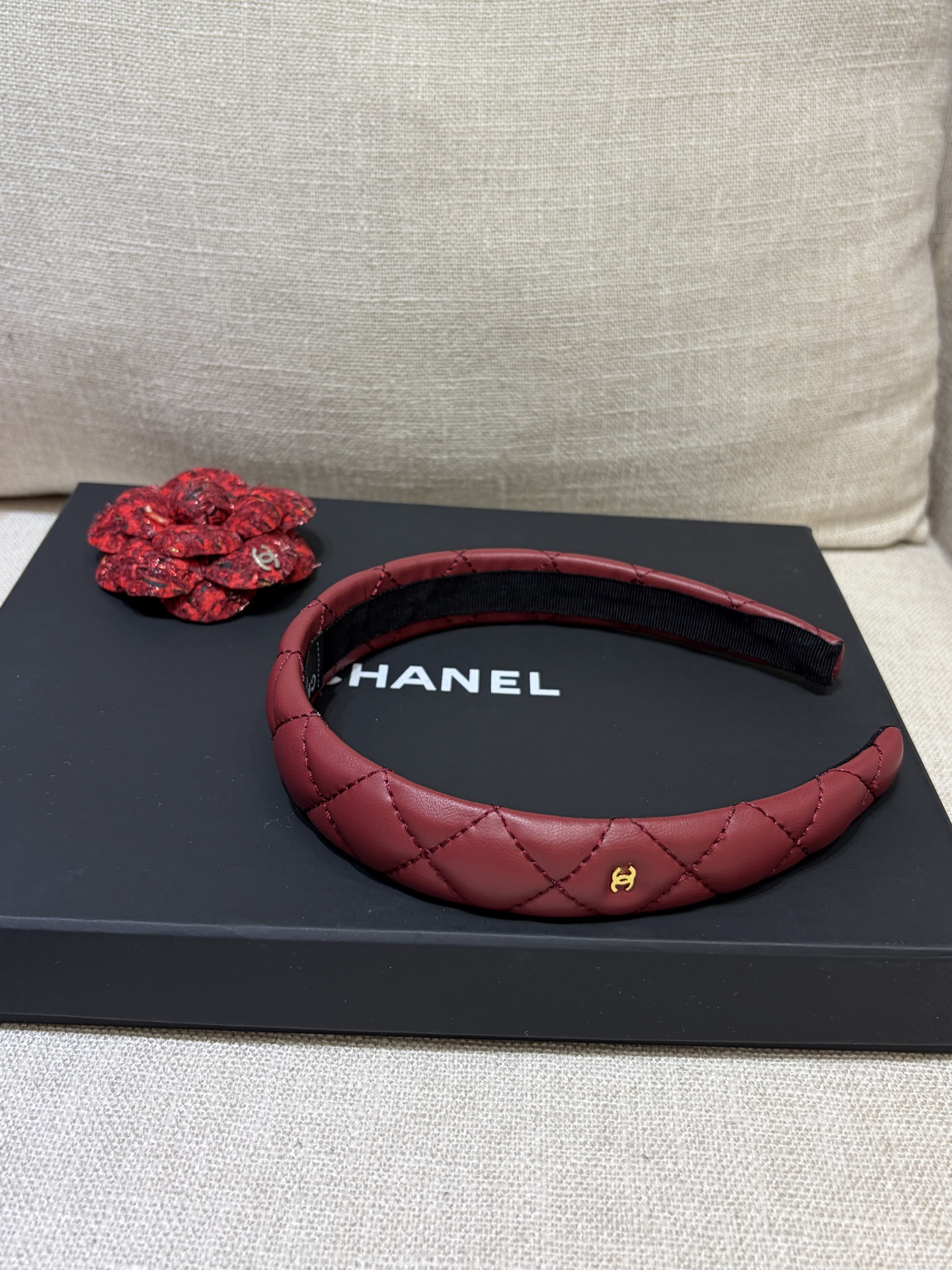 NO:741603,88180, arrived today in New Year's red 26 new mini double C burgundy diamond pattern sheepskin headband. Burgundy diamond pattern leather + cc festive and very fashionable. Narrow design. Increase the top of the skull to show the face. Full of atmosphere for daily wear. Sisters who know the goods will come in seconds, sheepskin, Cardia high-end jewelry.1986090988180,今日到货新年红 26新款mini双C酒红色菱格纹羊皮发箍 酒红色菱格纹皮面+cc喜庆又很时髦 窄版设计 增高颅顶显脸小首选 日常佩戴氛围感满满 懂货姐妹来秒,,sheepskin,卡迪亚高端饰品,Jewelry