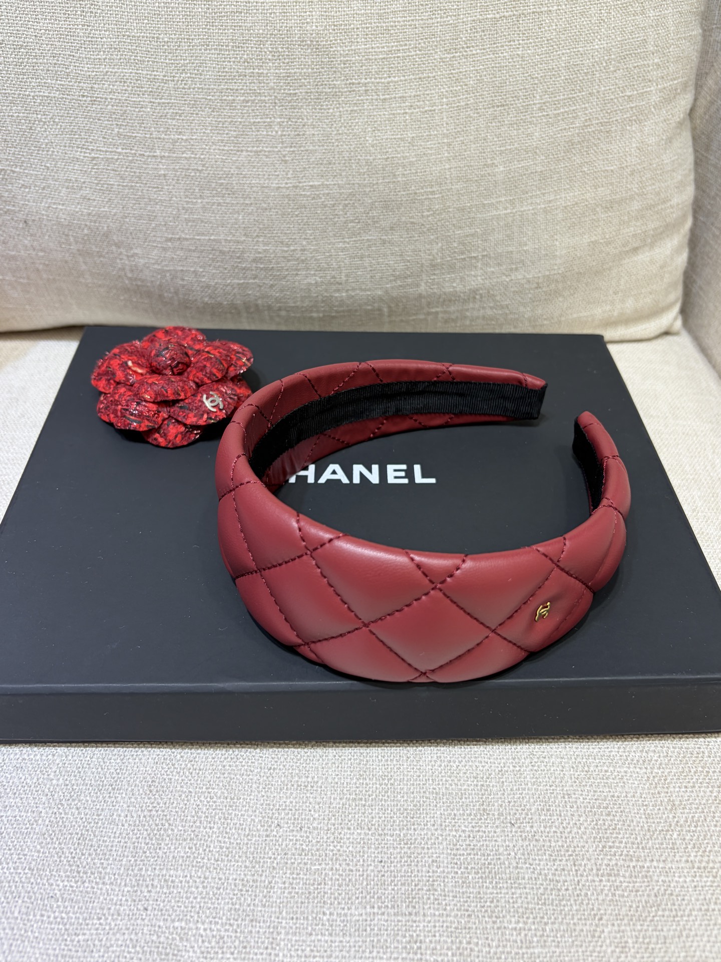 NO:741600,88200, arrived today in New Year's red 26 new mini double C burgundy diamond pattern sheepskin headband. Burgundy diamond pattern leather + cc festive and very fashionable. Wide version design. It is the first choice for increasing the top of the head to show the face. It is full of atmosphere for daily wear. Sisters who know the goods will come in seconds, sheepskin, Cardia high-end jewelry.1986090988200,今日到货新年红 26新款mini双C酒红色菱格纹羊皮发箍 酒红色菱格纹皮面+cc喜庆又很时髦 宽版设计 增高颅顶显脸小首选 日常佩戴氛围感满满 懂货姐妹来秒,,sheepskin,卡迪亚高端饰品,Jewelry