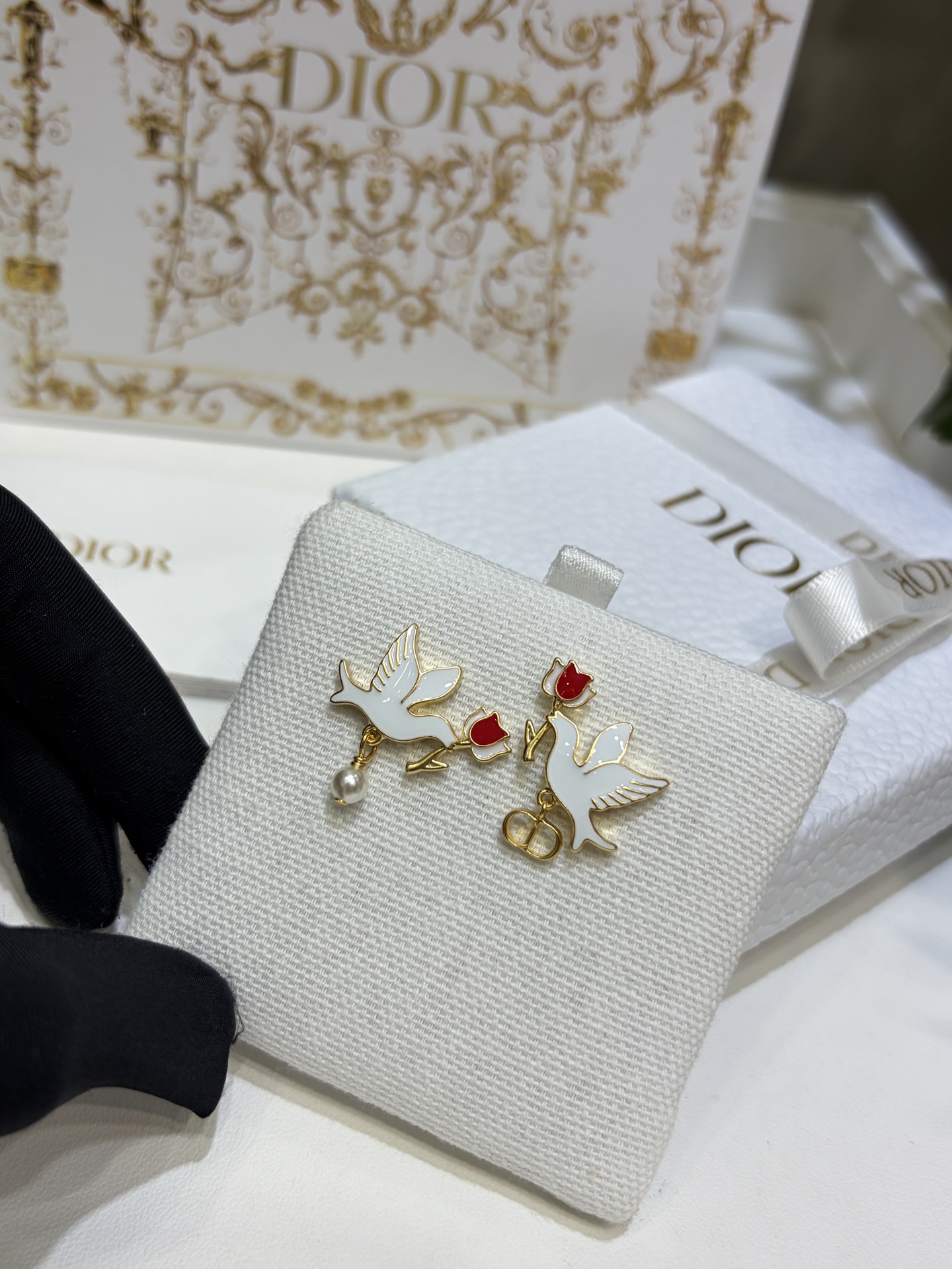 NO:765059,88180, arrived today. Purchased yb Valentine's Day limited edition * 26ss new rose and peace dove cd asymmetrical earrings. The red and white contrasting colors of the peace dove and rose match just right. Smart and light, as retro and romantic as the girl in the oil painting. So suitable for spring and summer. Lots of details, very beautiful in kind. Brass material like yb. Enamel craftsmanship. Top version, Cartier high-end jewelry1986090988180,今日到货 购入yb 情人节限定 * 26ss新款玫瑰和平鸽cd不对称耳钉 和平鸽和玫瑰的红白撞色搭配得恰到好处 灵动轻盈 像油画里的少女一样复古浪漫 太适合春夏啦 细节很多实物超好看 yb一样黄铜材质 珐琅工艺 顶级版本,,卡迪亚高端饰品,Jewelry