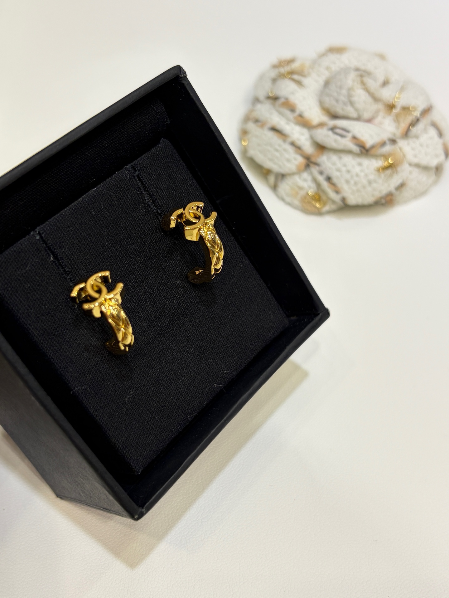 NO:720809,88160 in stock, arrived today to buy yb's hot 26 new gold double C diamond pattern semi-circle earrings, classic metal diamond pattern small earrings, thick and textured, very vintage feeling, classic style that will never go out of style, same yb brass gold-plated material, top version, hoop earrings, earrings, gold plating, Cardia high-end jewelry19860909现货88160,今日到货购入yb 爆款26新款金色双C菱格纹半圆耳环 经典金属菱格纹小耳圈 厚实又有质感 很有vintage的感觉经典款永不过时 yb一样黄铜镀金材质 顶级版本 圈圈耳环耳钉,,earrings,gold plating,卡迪亚高端饰品,Jewelry