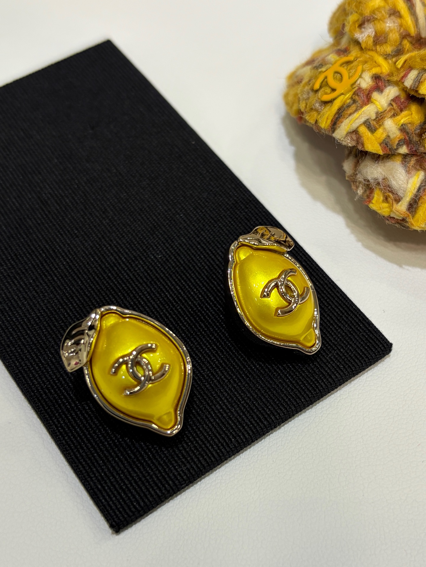 NO:720682,88220, today’s new product purchase yb * 26C new double C golden lemon stud earrings. The cute little lemons are of a moderate size and are not picky. The design is really interesting and very suitable for vacation. Wearing it on the upper body makes people feel very refreshing and noble. The same brass material as yb, acrylic, top version, Cardia high-end jewelry1986090988220,今日新品购入yb * 26C新款双C金色柠檬耳钉 巨可爱的小柠檬大小适中不挑人 设计真的有趣又特别好适合度假 佩戴上身给人感觉很清爽很贵气 yb一样黄铜材质 亚克力 顶级版本,,卡迪亚高端饰品,Jewelry