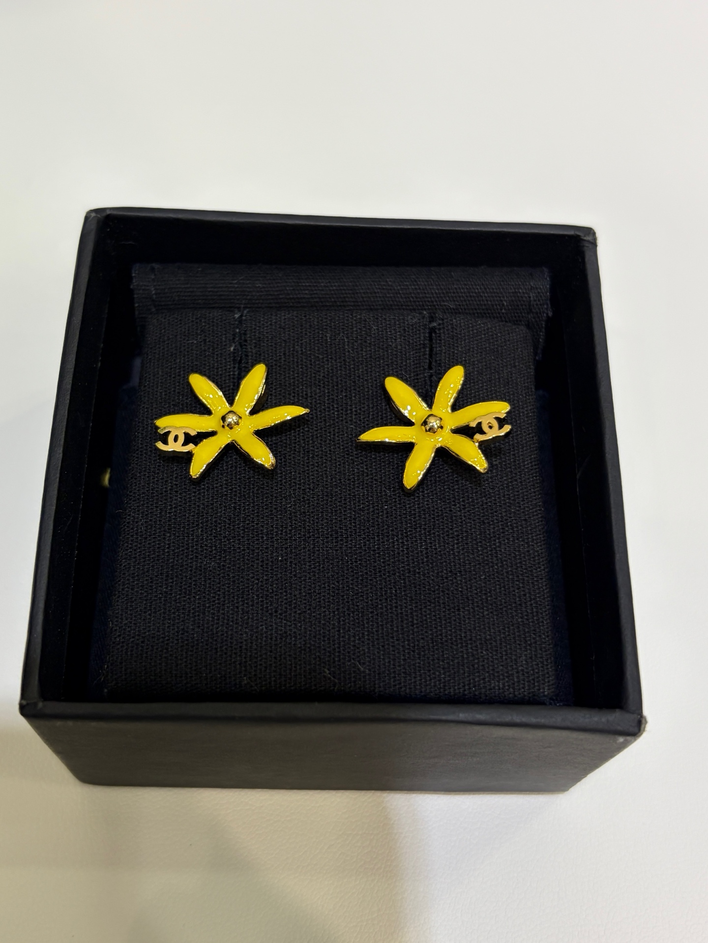 NO:720647,88200, today's new earrings * 26 new gold double C yellow enamel flower earrings. The lemon yellow full of sunshine and vitality is very flamboyant. The small flowers are so holiday-like when worn on the ears. The same brass material as yb, enamel craft earrings. Top version, earrings, Cartier high-end jewelry1986090988200,今日新品耳钉 * 26新款金色双C黄色珐琅花朵耳钉 充满阳光生命力的柠檬黄很张扬个性 小花朵佩戴上耳太有度假的氛围啦 yb一样黄铜材质 珐琅工艺 耳环.顶级版本,,earrings,卡迪亚高端饰品,Jewelry