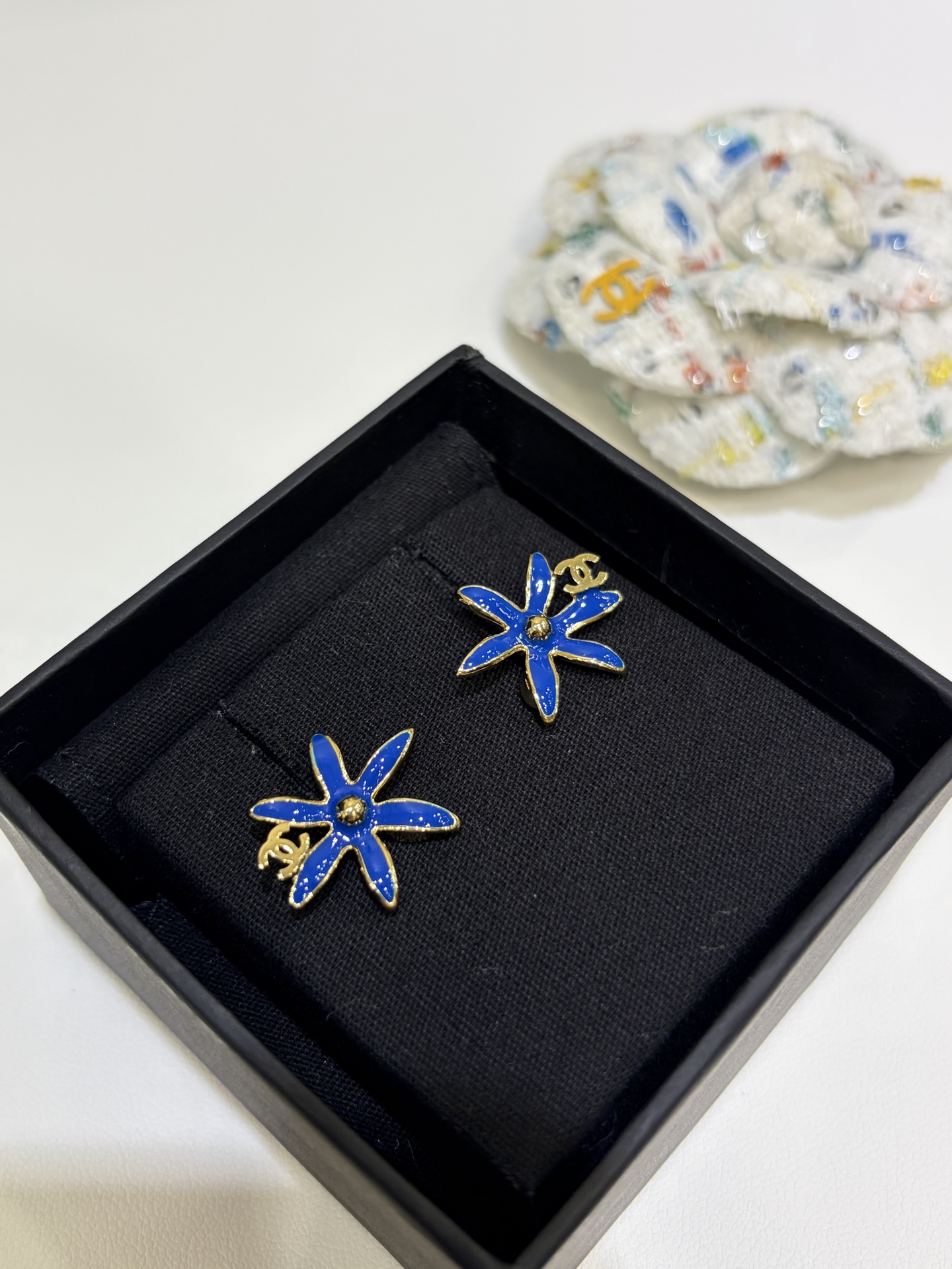 NO:720643,88200, today's new earrings * 26 new gold double C blue enamel flower earrings. Very flamboyant Klein blue, showing whiteness and temperament. Wearing the small flowers on the ears has a holiday atmosphere. The same brass material as yb, enamel craftsmanship, top version of earrings, earrings, Cartier high-end jewelry1986090988200,今日新品耳钉 * 26新款金色双C蓝色珐琅花朵耳钉 非常张扬个性的克莱因蓝 显白显气质 小花朵佩戴上耳太有度假的氛围啦 yb一样黄铜材质 珐琅工艺 耳环顶级版本,,earrings,卡迪亚高端饰品,Jewelry