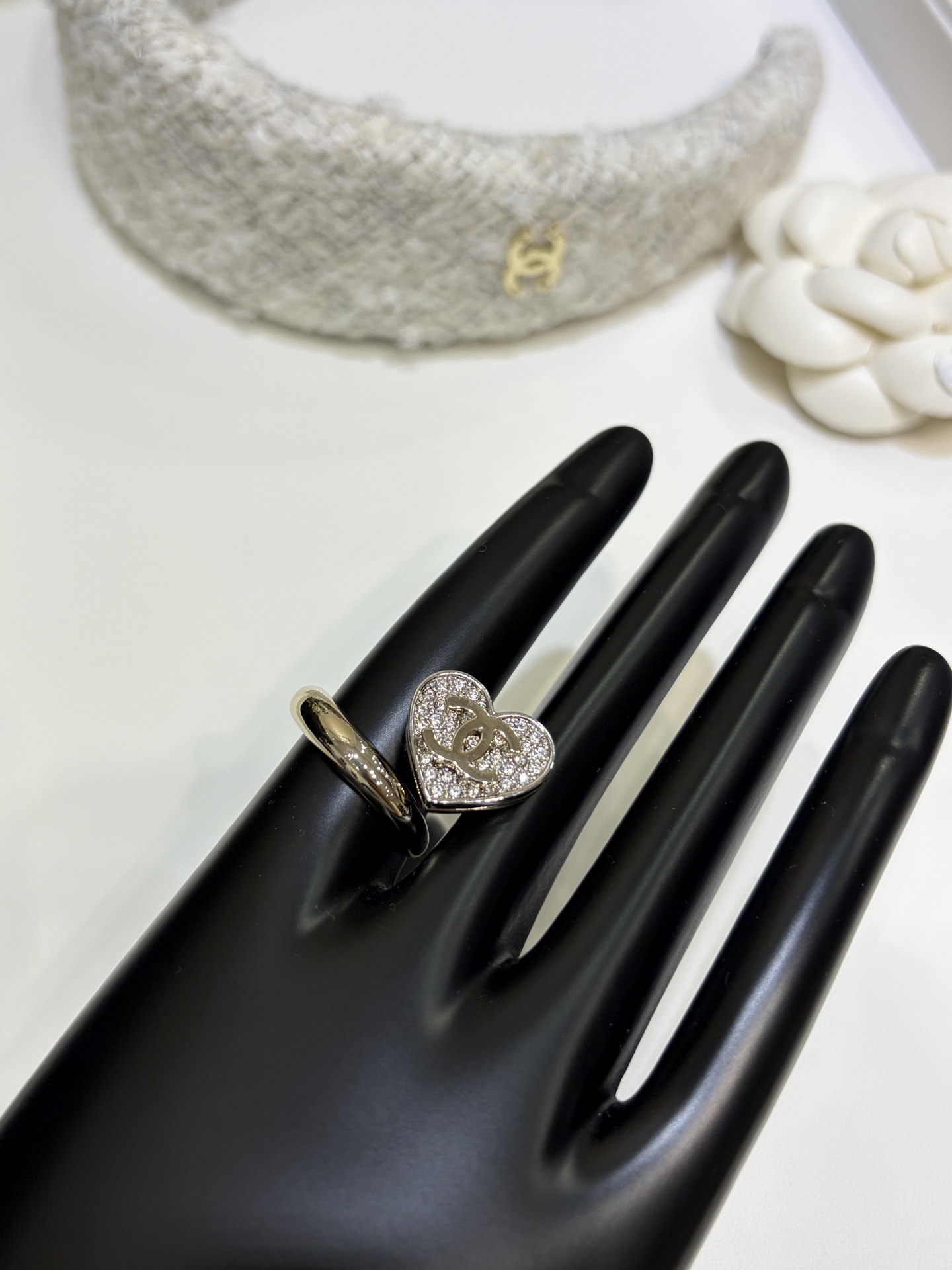 NO:720658,88160, today’s new product purchase yb 26 new full diamond love double C light gold ring, irregular opening design ring crystal love, gentle and cute, good-looking on hand, the atmosphere is sure to be grasped, white, rich and beautiful people must buy it. Matching details and craftsmanship, same brass material as yb, top version, ring, Cartier high-end jewelry1986090988160,今日新品购入yb 26新款满钻爱心双C浅金色戒指 不规则开口设计戒圈水晶爱心 温柔又可爱 上手好看氛围感拿捏住了 白富美们一定要买 对版细节工艺 yb一样黄铜材质 顶级版本,,ring,卡迪亚高端饰品,Jewelry