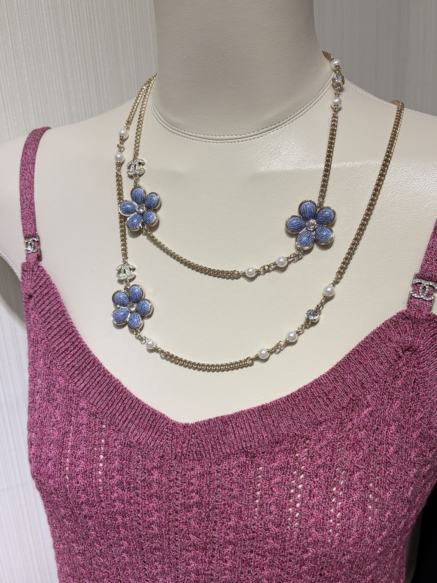 NO:754761,88300, Today's new sweater chain 26C new gold double C denim flower enamel necklace Denim denim enamel flowers1986090988300,今/日新品毛衣链 26C新款金色双C丹宁牛仔花朵珐琅项链 丹宁牛仔珐琅花朵x满钻cc的搭配 整个色调设计太高级了有点酷酷的 长款链条不管是单层还是双层佩戴都好看 yb一样黄铜材质 施华洛水晶 珐琅工艺 顶级版本,,sweaters,necklace,卡迪亚高端饰品,Jewelry