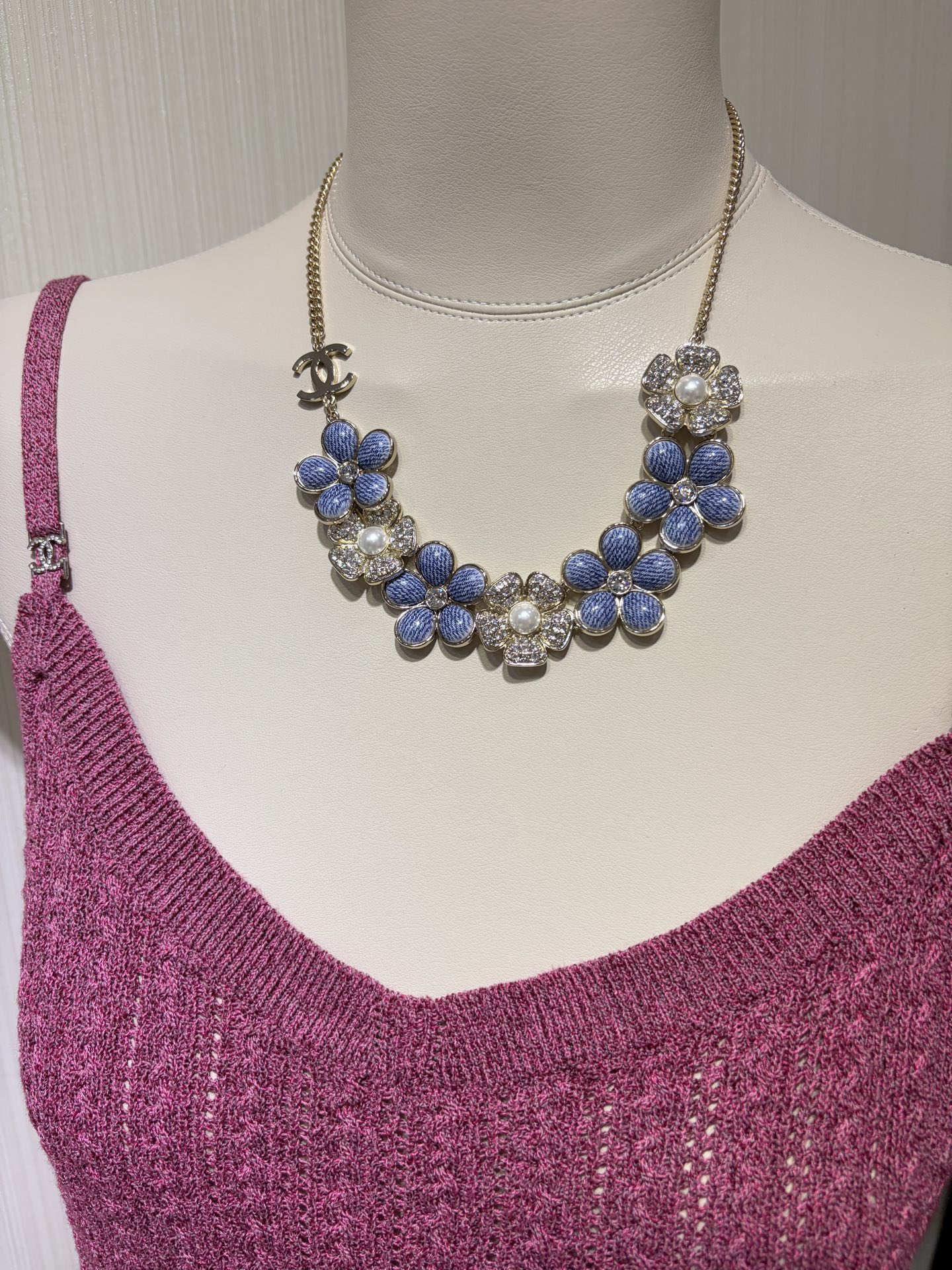 NO:741572,The top version arrived today * 26C new gold double C denim flower enamel necklace. The combination of denim enamel flowers x full diamond flowers. The whole color design is too high-end and a bit cool. Very, very fashionable, heavy-made and the design is too special. YB-like brass material, Swarovski crystal, enamel craftsmanship, necklace with packaging box, necklace, Cartier high-end jewelry19860909今日到货顶级版本 * 26C新款金色双C丹宁牛仔花朵珐琅项链 丹宁牛仔珐琅花朵x满钻花朵的搭配 整个色调设计太高级了有点酷酷的 非常非常时髦重工而且设计太特别了 yb一样黄铜材质 施华洛水晶 珐琅工艺 项链带包装盒,,necklace,卡迪亚高端饰品,Jewelry