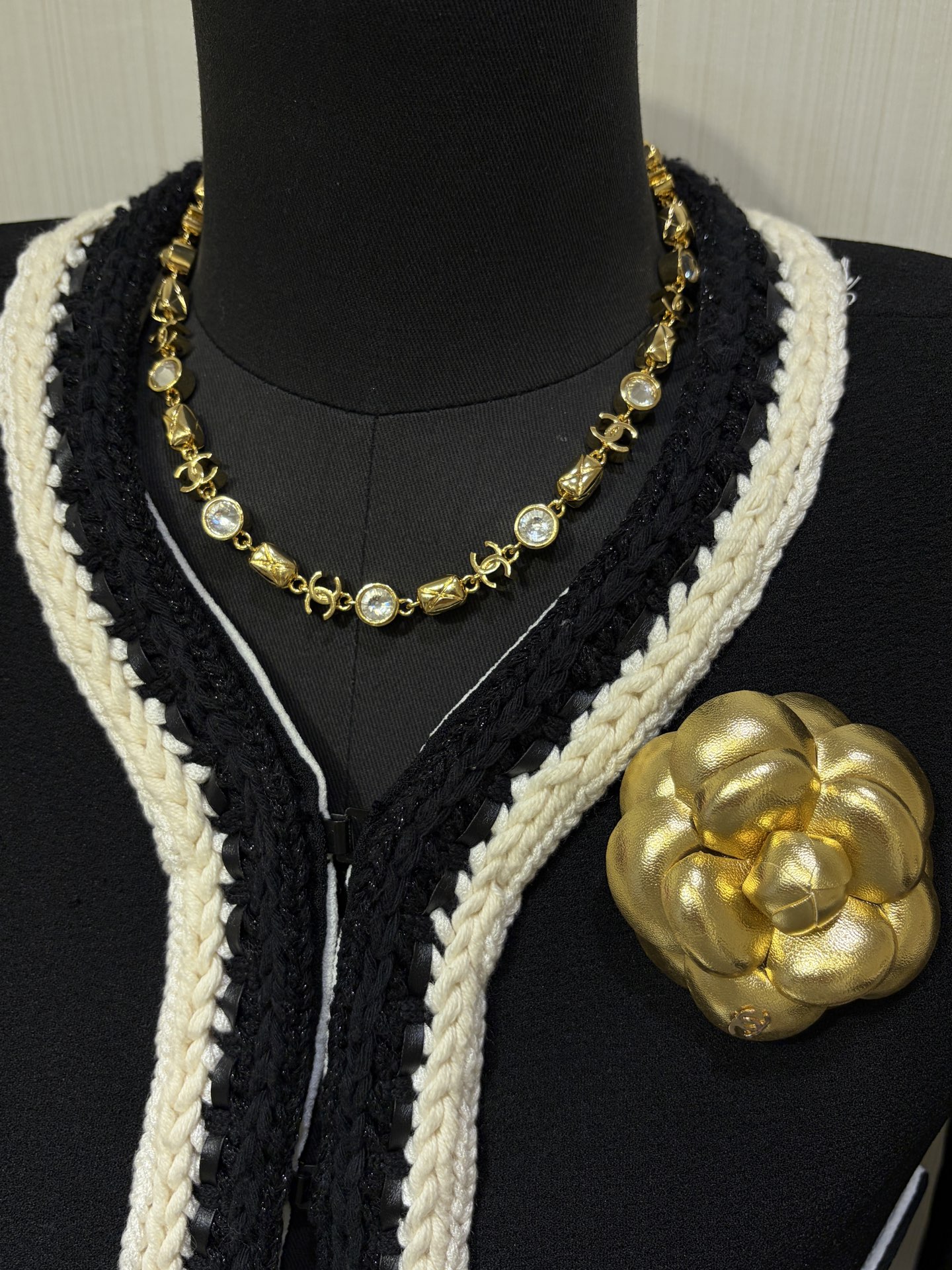 NO:720825,Today's new heavy industry model * 26 new gold double C rhombus pattern crystal necklace, classic metal rhombus pattern small square round diamond double C, the heavy industry model has a great texture and a bit of weight. The overall design has a vintage feel, retro and fashionable, yb-like brass material, customized crystal, top version, necklace, Cartier high-end jewelry19860909今日新品重工款 * 26新款金色双C菱格纹水晶项链 经典金属菱格纹小方块圆钻双C 重工款质感太好了有点分量 整体设计很有vintage的感觉 复古又时髦 yb一样黄铜材质 定制水晶 顶级版本,,necklace,卡迪亚高端饰品,Jewelry