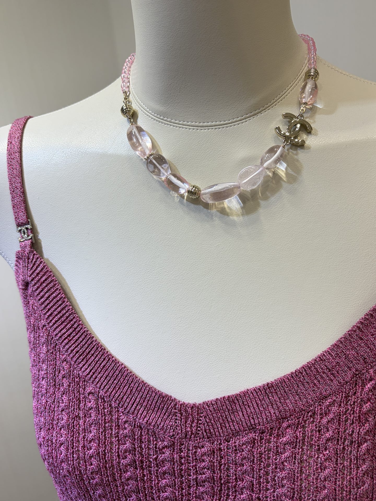 NO:720821,Today's new fairy necklace * 26C new double C pink acrylic beaded necklace. The long pink beads are so clear and watery. It is so beautiful. The light gold double C embellishes the side of the chain, which is very noble. It is so beautiful and stunning, as if the breath of spring is coming. yb-like brass material, custom resin, custom crystal, necklace, Cartier high-end jewelry19860909今日新品仙女项链 * 26C新款双C粉色亚克力串珠项链 粉色长珠太清透了 水灵灵的简直美到不行 浅金色双C点缀链身侧边很显贵气 太漂亮太惊艳了仿佛春天气息扑面而来 yb一样黄铜材质 定制树脂 定制水晶,,necklace,卡迪亚高端饰品,Jewelry