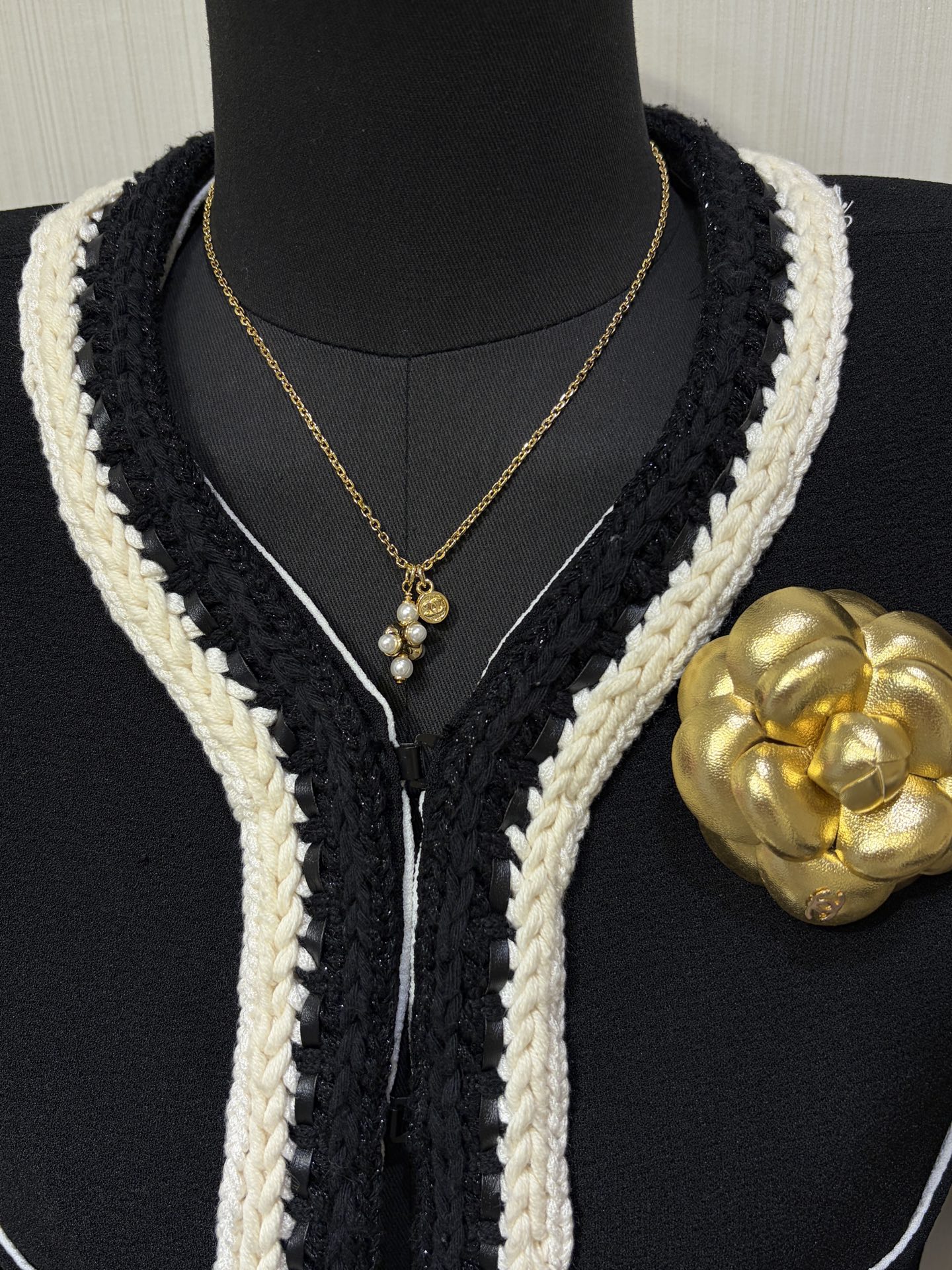 NO:720836,Purchased yb * 26 new double C golden bean pearl and small grape necklace. The golden bean and small grape necklace is very suitable for New Year wear. It is full of cute little things that can be matched with various styles. The overall design has a vintage feel, retro and fashionable. The same brass material as yb. Customized pearls. Top version, necklace, Cartier high-end jewelry.19860909购入yb * 26新款双C金豆珍珠小葡萄项链 很适合新年佩戴的金豆小葡萄项链 收获满满各种风格都能搭的小可爱 整体设计很有vintage的感觉 复古又时髦 yb一样黄铜材质 定制珍珠 顶级版本,,necklace,卡迪亚高端饰品,Jewelry