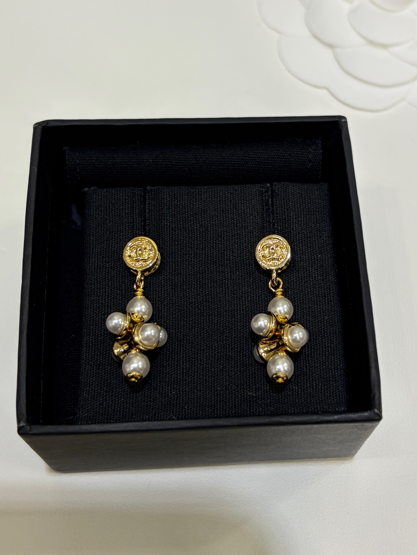 NO:720711,88200, today’s new purchase yb earrings * 26 new double C gold bean pearl small grape earrings. Golden bean small grape earrings that are very suitable for New Year wear. Full of cute little ones that can be matched with various styles. The overall design has a vintage feel, retro and fashionable. The same brass material as yb. Customized pearls. Top version, earrings, Cardia high-end jewelry.1986090988200, 今日新品购入yb 耳环 * 26新款双C金豆珍珠小葡萄耳环 很适合新年佩戴的金豆小葡萄耳环 收获满满各种风格都能搭的小可爱 整体设计很有vintage的感觉 复古又时髦 yb一样黄铜材质 定制珍珠 顶级版本,,earrings,卡迪亚高端饰品,Jewelry