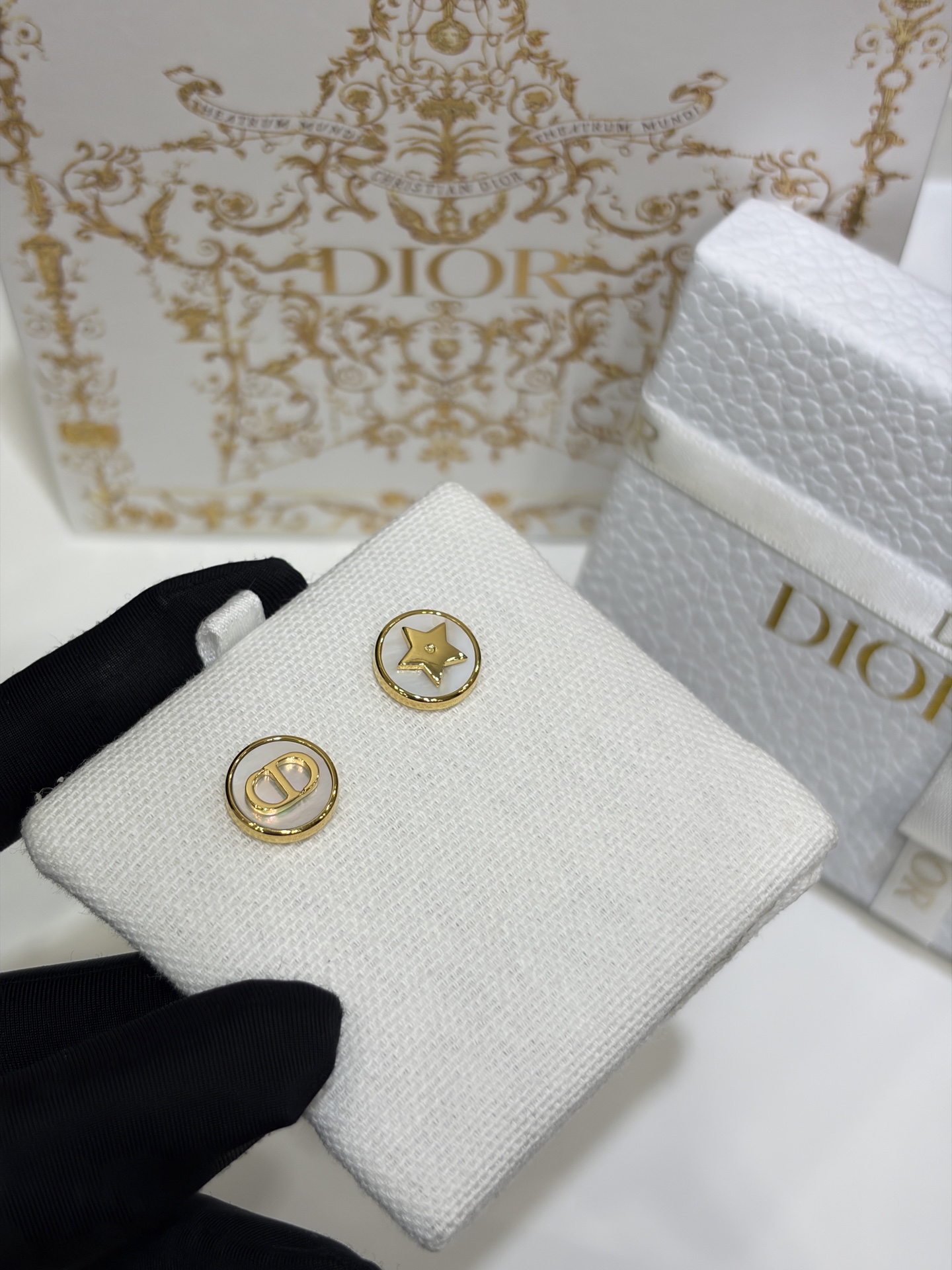 NO:881461,88180 Asymmetrical earrings arrived today. 26 new golden star CD white mother-of-pearl round earrings. Five-pointed star CD letters gold relief details are very exquisite. Real giant cute white mother-of-pearl upper ear, gentle and super beautiful. YB same brass material. White mother-of-pearl shell. Button earrings, earrings, Cartier high-end jewelry.1986090988180今日到货不对称耳钉 26年新款金色星星CD白色贝母圆形耳钉 五角星CD字母金色浮雕细节很精致 实物巨可爱白贝母上耳温柔气质超级美 yb一样黄铜材质 白贝母贝壳 纽扣耳钉耳环,,earrings,卡迪亚高端饰品,Jewelry