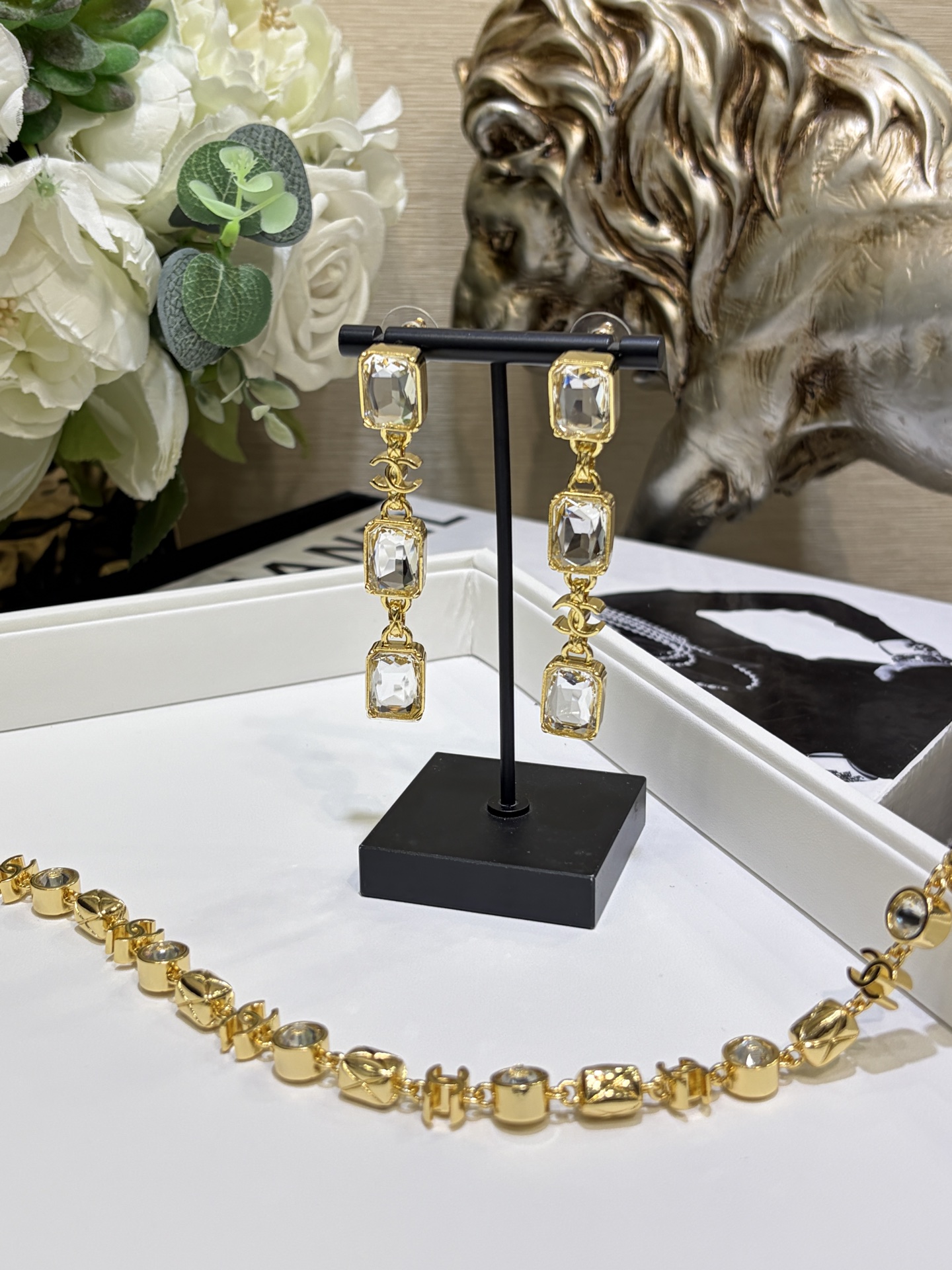 NO:720822,Today's new rock sugar earrings * 26 new golden double C transparent rock sugar long earrings. The cute double C transparent sugar crystal pendant just flashes in my heart. It is retro and gorgeous. The upper ear is very noble. The long design modifies the face shape and makes the face smaller. The same brass material as yb, customized crystal, earrings, Cardia high-end jewelry19860909今日新品冰糖耳环 * 26新款金色双C透明冰糖长款耳钉 可可爱爱的透明方糖水晶吊坠双C 简直闪到我心里了复古又华丽 上耳很显贵气 长款设计修饰脸型显脸小 yb一样黄铜材质定制水晶,,earrings,卡迪亚高端饰品,Jewelry