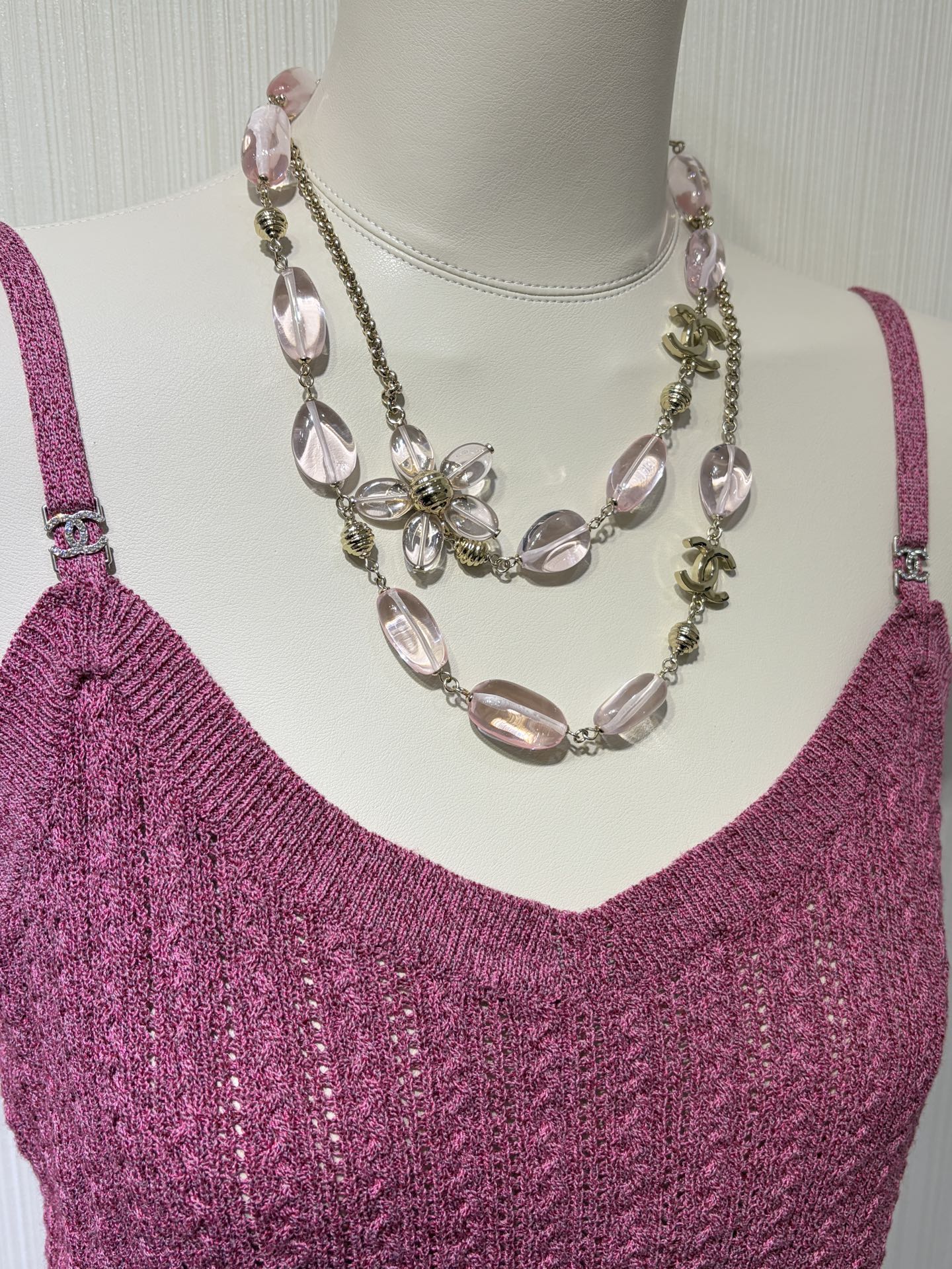 NO:919215,88420, fairy sweater chain arrived today * 26C new double C pink flower acrylic beaded sweater chain, pink crystal flower irregular long beads, the color is so dreamy, it is completely fairy-level beauty. It looks good when worn in single layer or double layer. The breath of spring is coming. Length - 105cm, yb same brass material, customized resin, sweaters, Cardia high-end jewelry1986090988420,今日到货仙女毛衣链 * 26C新款双C粉色花朵亚克力串珠毛衣链 粉色水晶花朵不规则长珠 颜色好梦幻 完全就是仙女级别的美貌 单层或双层佩戴都好看 春天气息扑面而来 长度-105cm yb一样黄铜材质 定制树脂,,sweaters,卡迪亚高端饰品,Jewelry