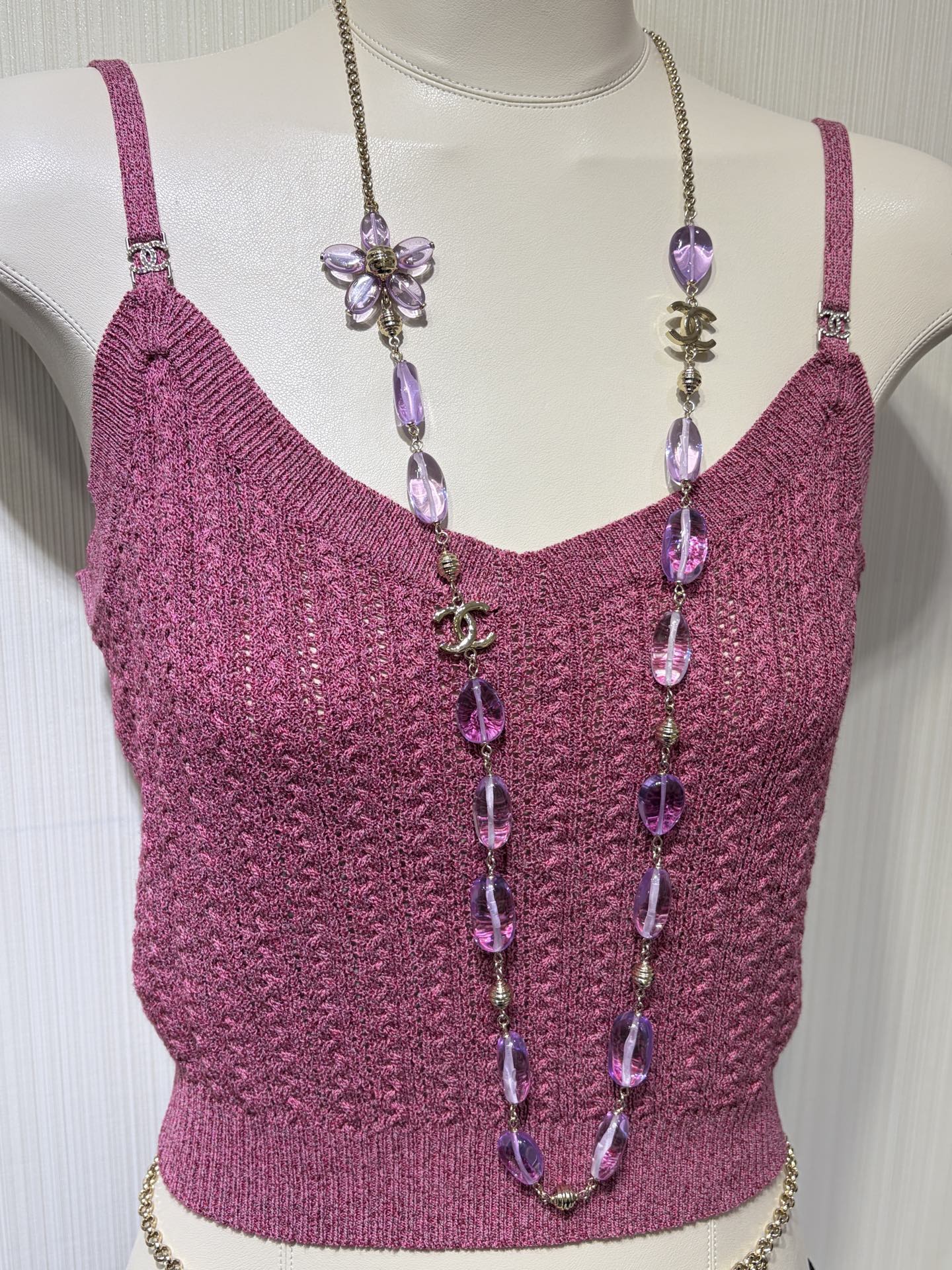NO:919219,88420, the same style as Shan Yichun arrived today * 26C new double C purple floral acrylic beaded sweater chain, purple crystal flower irregular long beads, the color is so dreamy, crystal clear, it is a fairy-level beauty. It looks good when worn in single layer or double layer. The breath of spring is coming. Length - 105cm, yb same brass material, customized resin, sweaters, Cardia high-end jewelry1986090988420,今日到货单依纯同款 * 26C新款双C紫色花花亚克力串珠毛衣链 紫色水晶花朵不规则长珠 颜色好梦幻 晶莹剔透完全就是仙女级别的美貌 单层或双层佩戴都好看 春天气息扑面而来 长度-105cm yb一样黄铜材质 定制树脂,,sweaters,卡迪亚高端饰品,Jewelry