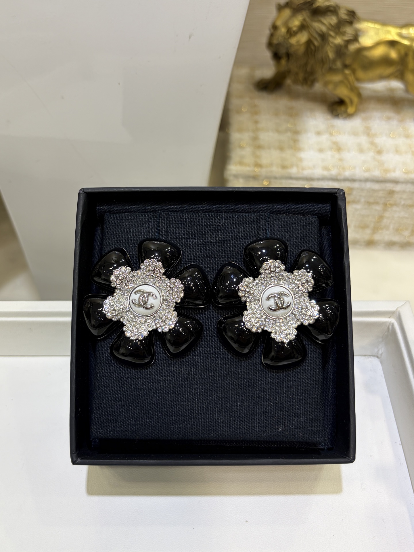 NO:741525,88320, Today's new heavy-duty earrings * 26C new silver double C with diamonds and black enamel flower earrings. Very heavy-duty enamel flowers!  You can’t take your eyes away from it when you wear it on your upper ears. The black and silver color scheme is so high-end, it’s fashionable and has a very stylish personality. A must-buy for sisters who like exaggerated styles. It has a non-colliding design. The same brass material as yb. Customized crystal. Enamel craftsmanship, earrings, Cartier high-end jewelry.1986090988320,今日新品重工耳环 * 26C新款银色双C带钻黑色珐琅花朵耳环 很重工的珐琅花朵！佩戴上耳完全挪不开眼 黑银配色太高级了时髦个性非常有格调 喜欢夸张款式的姐妹必买 不会撞款的设计感 yb一样黄铜材质 定制水晶 珐琅工艺,,earrings,卡迪亚高端饰品,Jewelry
