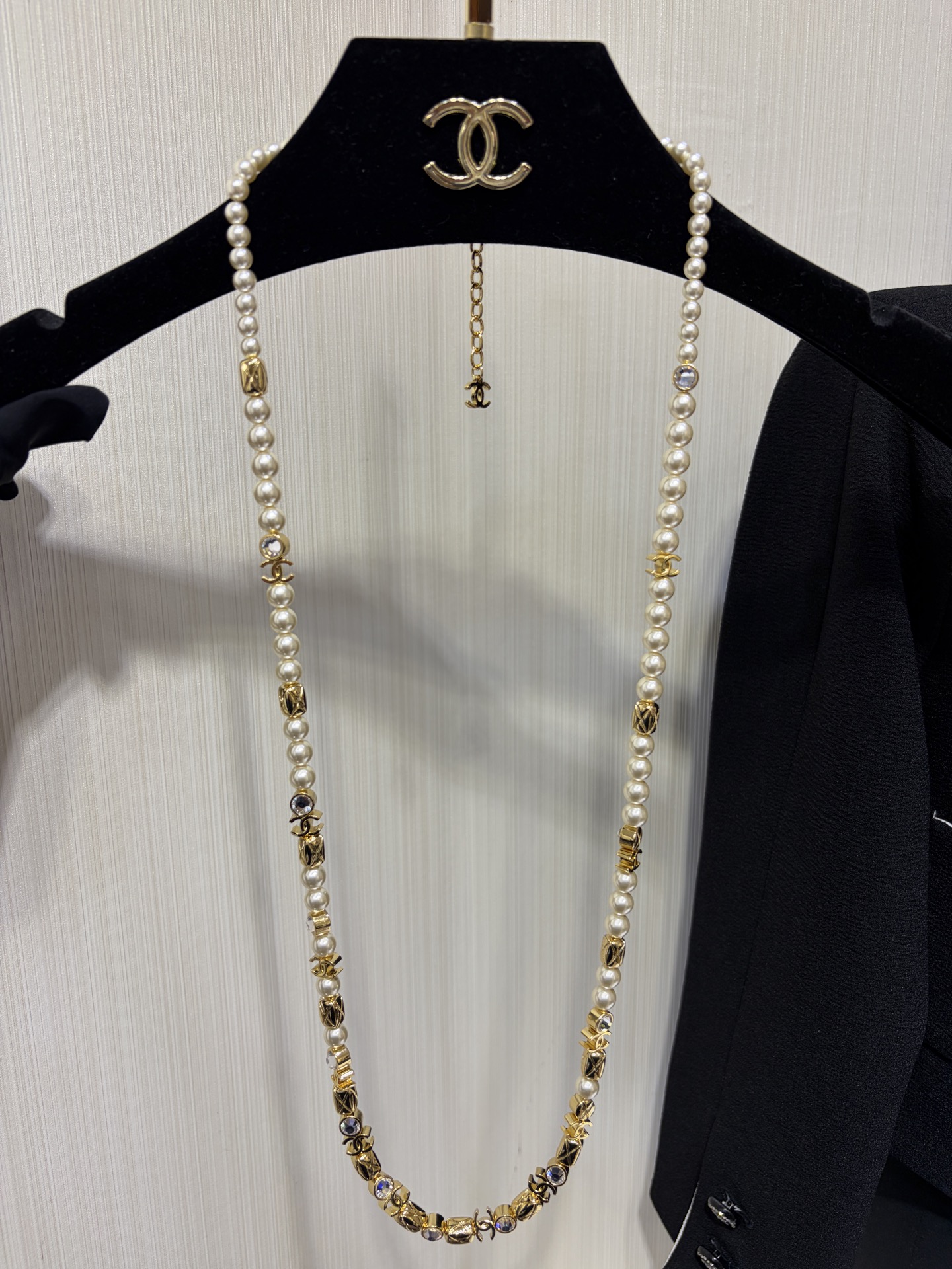 NO:741517,88390, Today's new heavy industry sweater chain * 26 new gold double C diamond pattern crystal pearl necklace, classic metal diamond pattern small square round diamond double C, the heavy industry model has a great texture and a bit of weight. The overall design with the pearl chain has a vintage feel. The same brass material as yb. Customized crystal. Top version, sweaters, necklace, Cardia high-end jewelry.1986090988390,今日新品重工款毛衣链 * 26新款金色双C菱格纹水晶珍珠项链 经典金属菱格纹小方块圆钻双C 重工款质感太好了有点分量 搭配珍珠链条整体设计很有vintage的感觉 yb一样黄铜材质 定制水晶 顶级版本,,sweaters,necklace,卡迪亚高端饰品,Jewelry