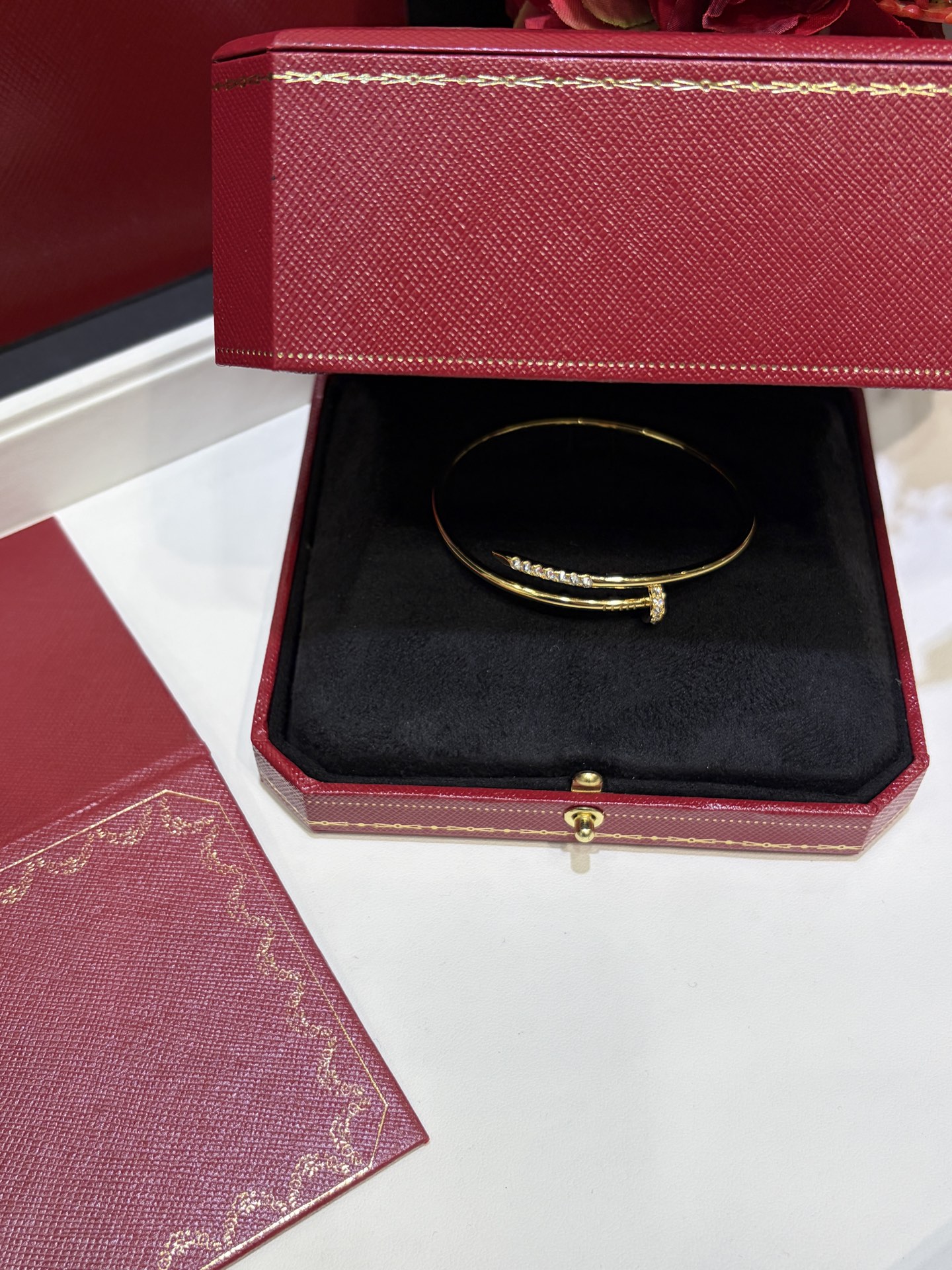 NO:754776,88500 (send a full set of pictures as shown) New products today New style gold bracelet with diamonds and thin nails Hollow spring design, ask customer service for a wearing video when placing an order Super personalized item Number 17 in stock Very sparkling diamonds are inverted inlay technique Drill bits and tails mean a year of earning from beginning to end zk real gold diamonds, custom silver inlaid with zircons, bracelets, Cartier high-end jewelry1986090988500（送图片全套包装）今日新品 新款带钻细版钉子金色手镯 空心弹簧设计,下单跟客服拿佩戴视频 超有个性的单品 现货码数17号 非常闪钻石都采用了倒置镶嵌手法 钻头钻尾 寓意一年从头赚到尾 zk真金的钻,定制银镶嵌锆石,,bracelet,卡迪亚高端饰品,Jewelry