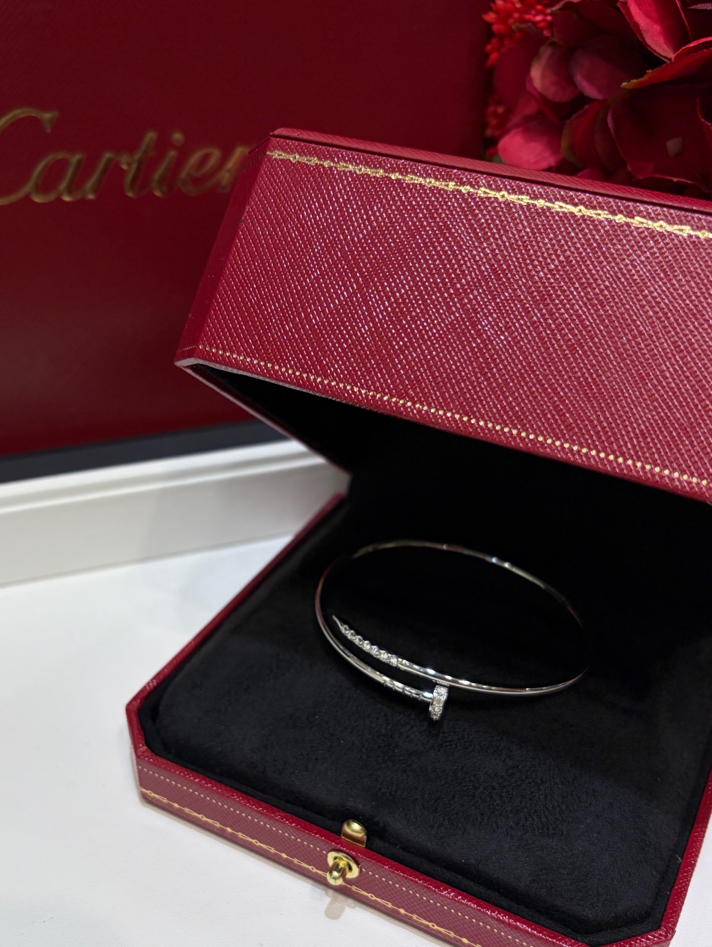 NO:754774,88500 (send a full set of pictures and packaging) Today's new product New style silver and white gold bracelet with diamonds and fine nails Hollow spring design, ask customer service for a wearing video when placing an order Super personalized item Number 17 in stock Very sparkling diamonds are inverted inlay techniques Drill bits and tails mean a year of earning from beginning to end ZK real gold diamonds, custom silver inlaid with zircons, bracelets, Cartier high-end jewelry1986090988500（送图片全套包装）今日新品 新款带钻细版钉子银色白金色手镯 空心弹簧设计,下单跟客服拿佩戴视频 超有个性的单品 现货码数17号 非常闪钻石都采用了倒置镶嵌手法 钻头钻尾 寓意一年从头赚到尾 zk真金的钻,定制银镶嵌锆石,,bracelet,卡迪亚高端饰品,Jewelry