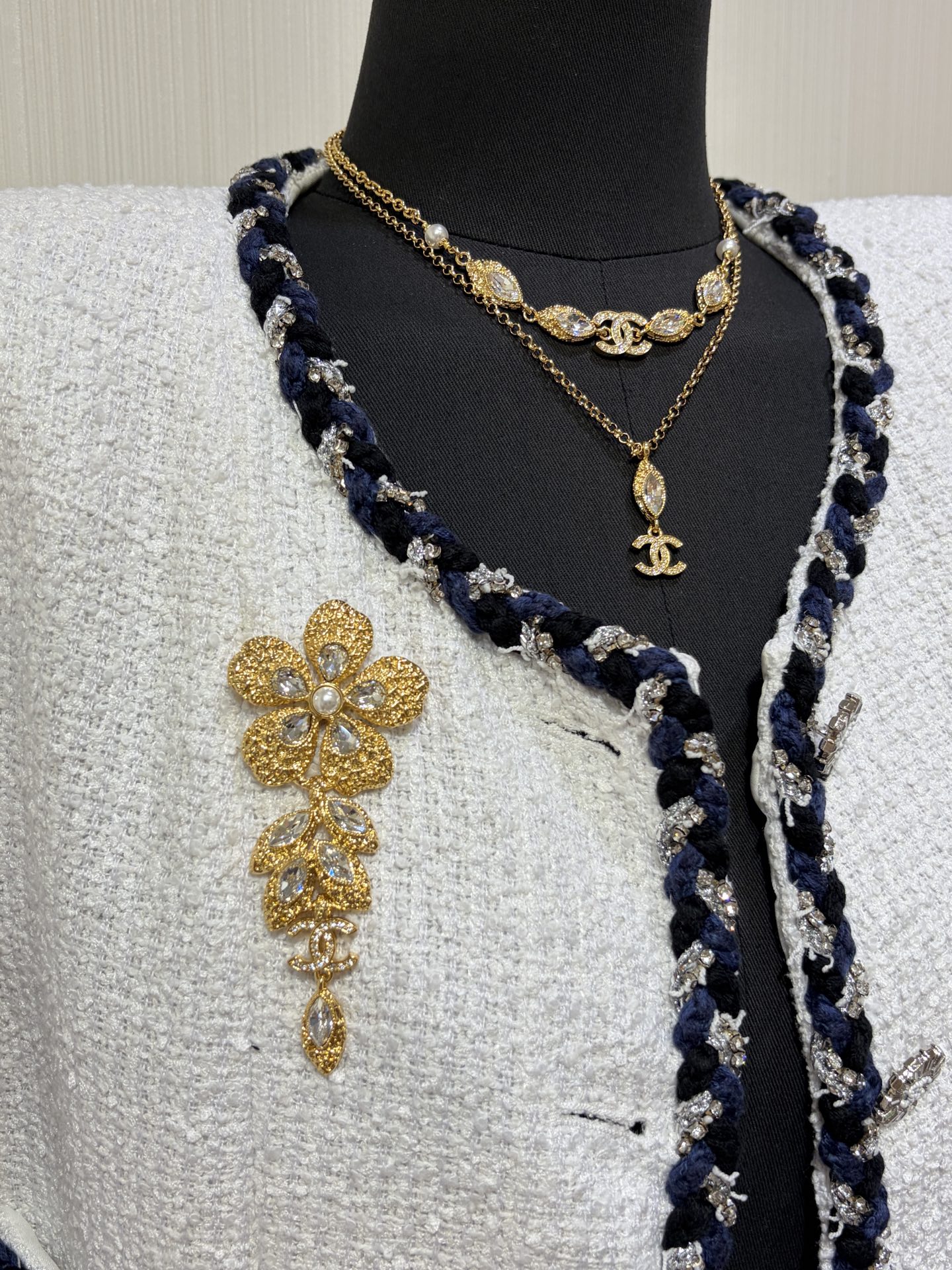 NO:754754,88200 brooch Swarovski crystal * 26C new gold full diamond double C water drop diamond leaf brooch, gilt water drop diamond rich gold flower, gorgeous and romantic to the extreme, wearing the upper body is very fairylike, large Swarovski crystal is super shiny, blingbling is so dazzling, yb same brass material, Swarovski diamond, customized pearls, top version, brooch, breastpin, Cardia high-end jewelry1986090988200胸针 施华洛水晶 * 26C新款金色满钻双C水滴钻叶子胸针 鎏金水滴钻富贵金花 华丽浪漫到了极致 佩戴上身闪闪的很仙女气质 大块施华洛水晶超级闪 blingbling太耀眼了 yb一样黄铜材质 施华洛钻 定制珍珠 顶级版本,,brooch，breastpin,卡迪亚高端饰品,Jewelry