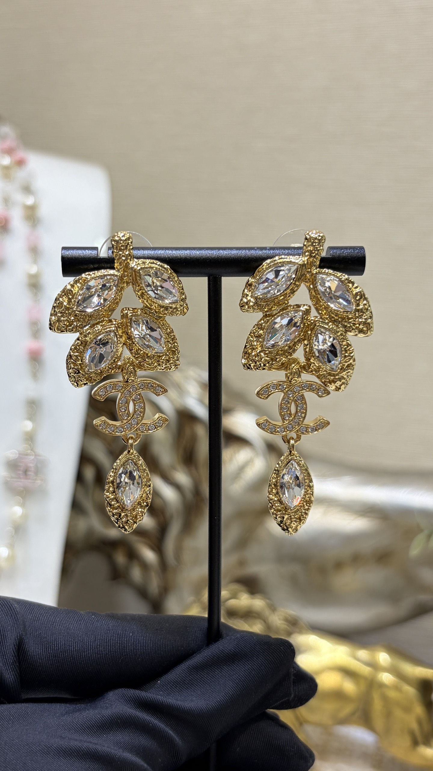 NO:754752,88220 Swarovski crystal * 26C new gold full diamond double C water drop diamond leaf earrings. Gilt texture water drop diamond wheat ear leaves. The large size is very eye-catching. The upper ear is very prominent and feels like a beautiful sister. The large Swarovski crystal is super sparkling and dazzling. The same brass material as yb. Swarovski diamond. Top version, earrings, Cardia high-end jewelry.1986090988220施华洛水晶 * 26C新款金色满钻双C水滴钻叶子耳环 鎏金质感水滴钻麦穗叶子 大体积很吸睛 上耳很突出很有漂亮姐姐的感觉 大颗施华洛水晶超级闪blingbling太耀眼了 yb一样黄铜材质 施华洛钻 顶级版本,,earrings,卡迪亚高端饰品,Jewelry