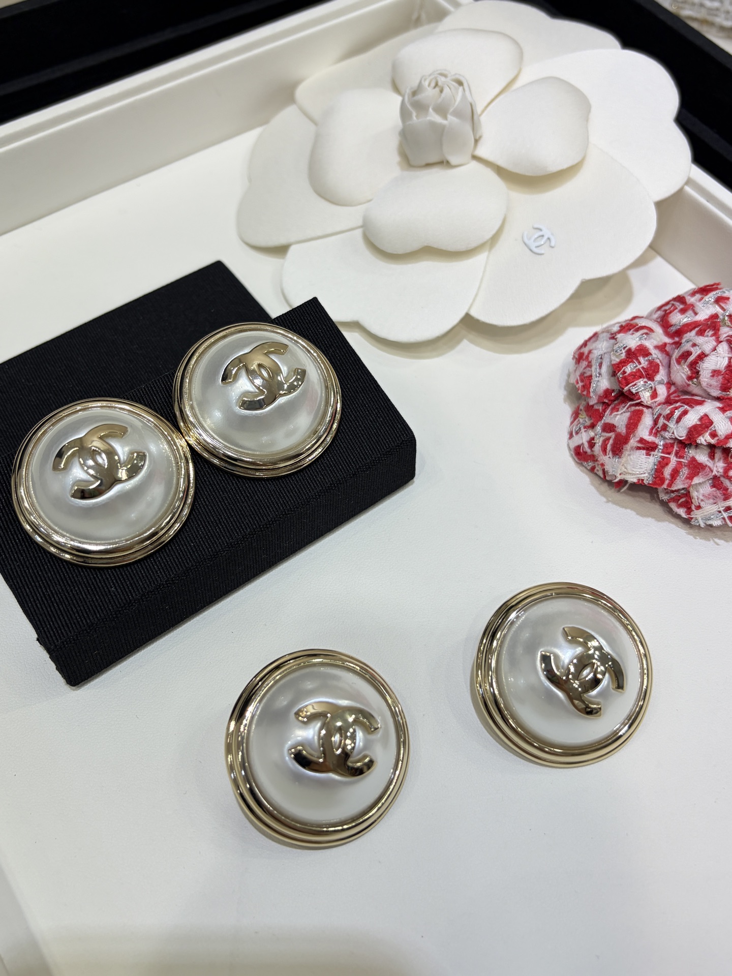 NO:754762,88220, Today's new product, oversized earrings and ear clips * 25K new gold double C pearl earrings, large version, retro classic pearl buttons + oversized exaggerated size, so photogenic, catches the eye at first sight, very rich daughter's temperament, very special and cool, yb-like brass material, customized pearls, earrings or ear clips optional, Cardia high-end jewelry1986090988220,今日新品超大号耳钉·耳夹 * 25K新款金色双C珍珠耳钉耳夹大号版 复古经典款珍珠纽扣+超大号夸张尺寸 拍照太出片啦 一眼抓住目光 非常有富家千金的气质 很特别很酷 yb一样黄铜材质 定制珍珠 耳钉or耳夹可选,,卡迪亚高端饰品,Jewelry