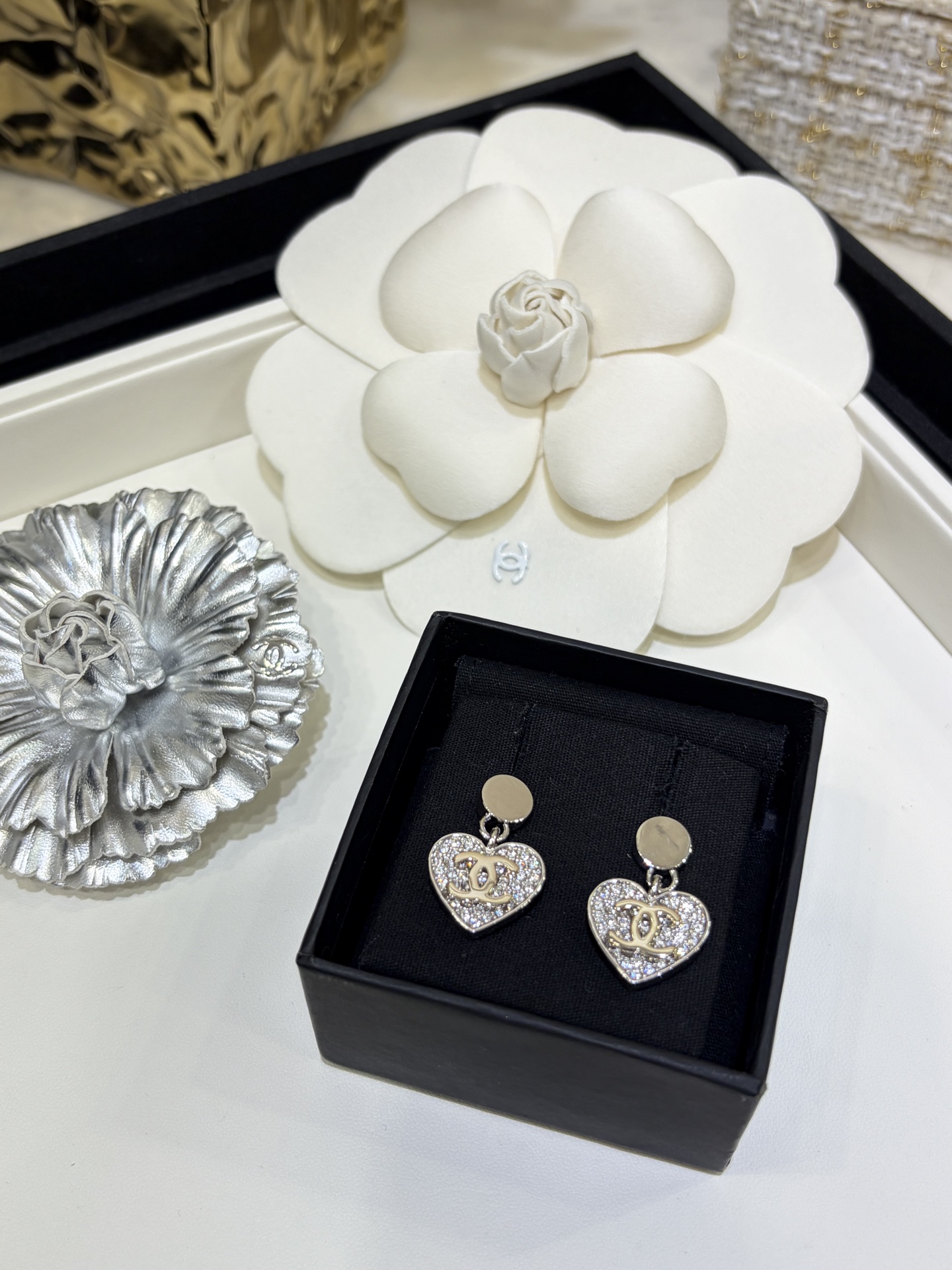 NO:754756,88180 Today's new purchase yb * 26 new double C full diamond love pendant button earrings, light gold double C silver crystal love, sparkling and cute, very smart when worn on the ear, the screwing process of the plate details is awesome, the same brass material as yb, Swarovski crystal, top version, Cartier high-end jewelry1986090988180 今日新品购入yb * 26新款双C满钻爱心吊坠纽扣耳钉 浅金色双C银色水晶爱心 闪闪惹人爱 佩戴上耳很灵动 对版细节拧螺丝工艺质感超赞 yb一样黄铜材质 施华洛水晶 顶级版本,,卡迪亚高端饰品,Jewelry