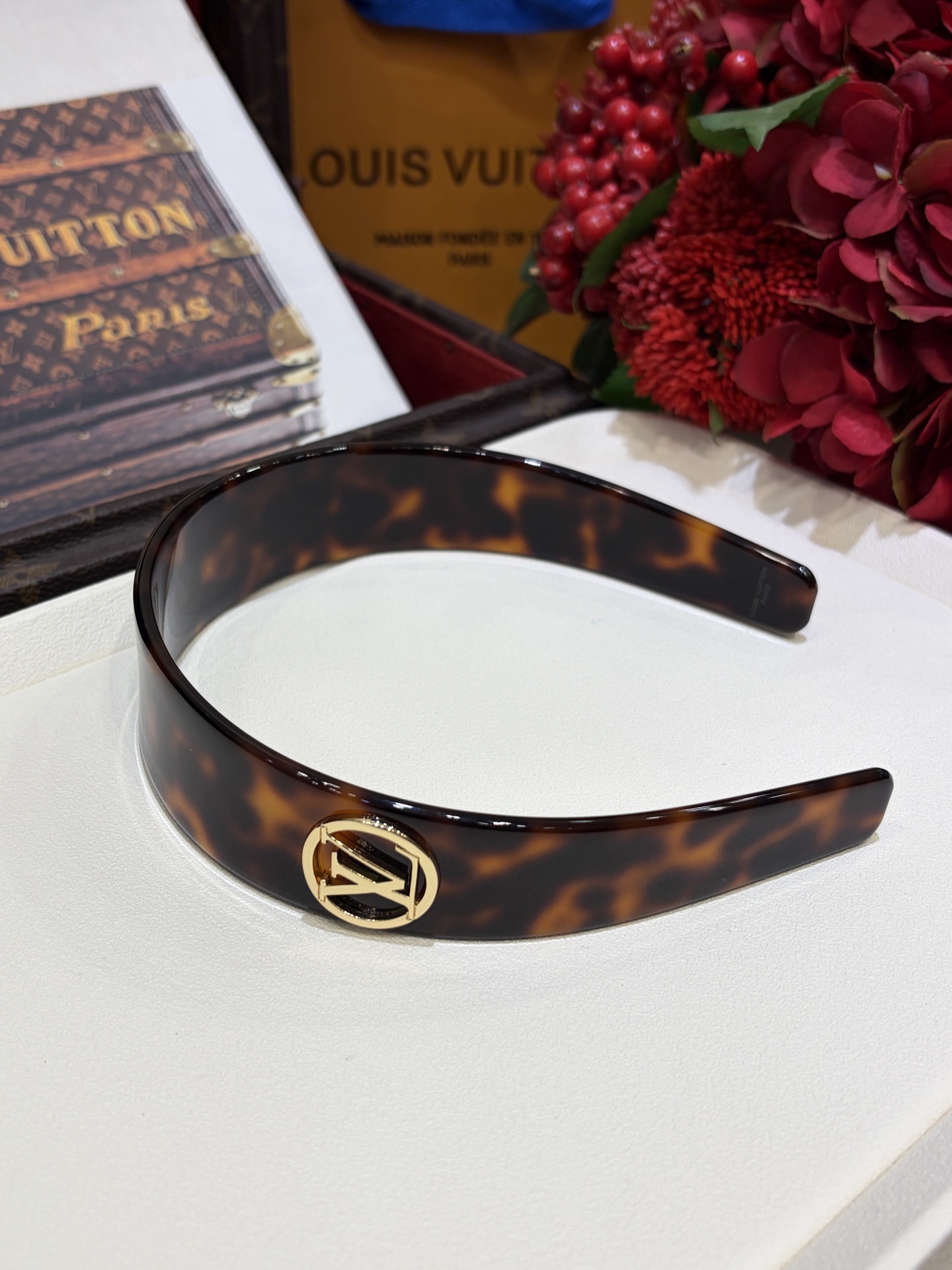 NO:765050,88200, Today’s new hairband LV 26 years new gold letter tortoise shell acrylic hairband, classic gold logo logo tortoise shell acrylic, old money style, very literary and retro feeling, it is too fashionable to wear on the upper body, the wide version visually increases the top of the head, Louis Vuitton, Cartier high-end jewelry1986090988200, 今日新品发箍 LV 26年新款金色字母玳瑁色亚克力发箍 经典金色徽标logo玳瑁色亚克力 老钱风拿捏 很文艺复古的感觉 佩戴上身太时髦啦 宽版视觉上增高颅顶,,louis vuitton,卡迪亚高端饰品,Jewelry