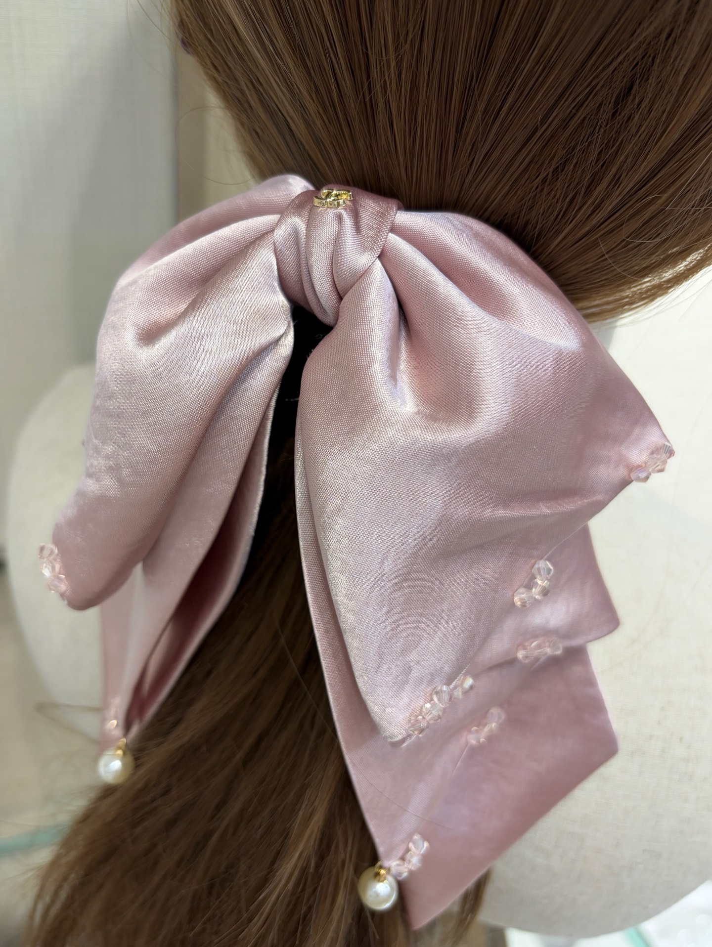 NO:816273,88180, Ponytail catcher arrived today * Early spring new style pink bow gold double C hairpin. The soft mist pink and purple bow is so fairy and beautiful. Wearing it on the upper body is full of atmosphere and very stunning. It has the temperament of a little princess. Elegant and fashionable, hairpins, Cardia high-end jewelry1986090988180,今日到货马尾抓夹 * 早春新款粉色蝴蝶结金色双C发夹 柔雾感粉紫色蝴蝶结简直太仙太美啦 佩戴上身氛围感满满非常出片 完全就是小公主气质 优雅又时髦,,hairpins,卡迪亚高端饰品,Jewelry