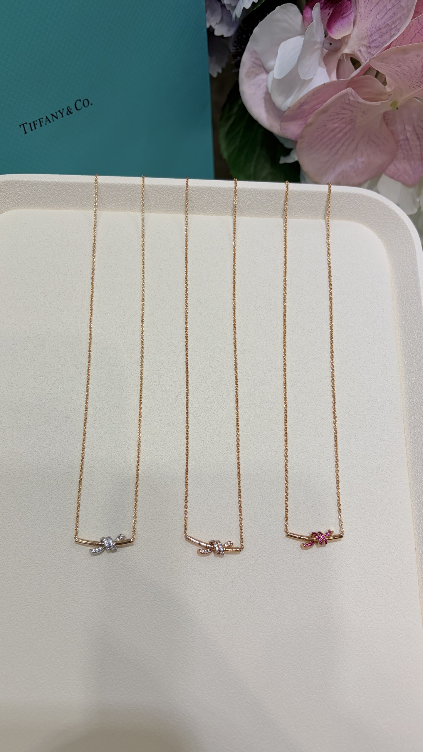 今日新品玫瑰金粉色钻项链\n新款Knot系列小号镶钻绳结玫瑰金色项链\n\n流线的绳结设计随性又灵动气质\n镶嵌粉色钻简直少女心爆棚好温柔～\n\nzp真金真钻公价两万➕\n定制925银材质➕高碳钻cnc工艺\n项链带图片全套包装