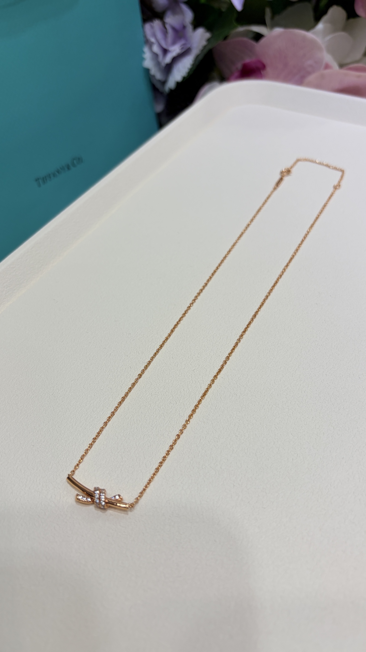 今日新品玫瑰金色项链\n新款Knot系列小号镶钻绳结玫瑰金色项链\n\n流线的绳结设计随性又灵动气质\n佩戴上身超级个性独特很有层次感\n\nzp真金真钻公价两万多\n定制925银材质➕高碳钻cnc工艺\n项链带图片全套包装