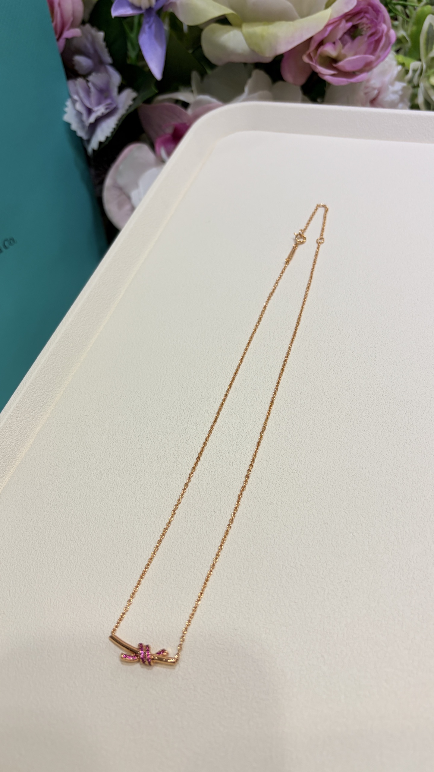 今日新品玫瑰金粉色钻项链\n新款Knot系列小号镶钻绳结玫瑰金色项链\n\n流线的绳结设计随性又灵动气质\n镶嵌粉色钻简直少女心爆棚好温柔～\n\nzp真金真钻公价两万➕\n定制925银材质➕高碳钻cnc工艺\n项链带图片全套包装