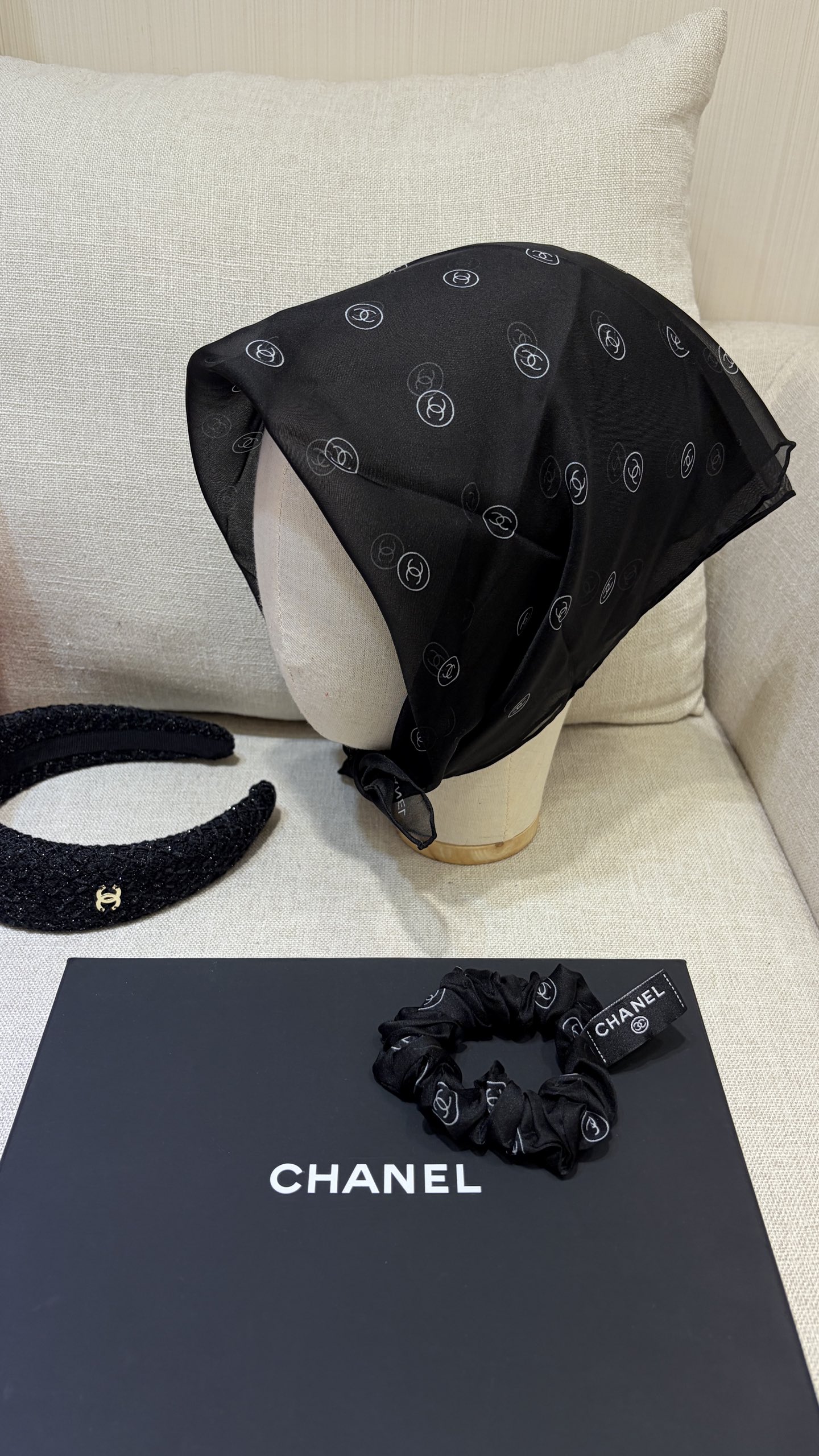 NO:766042,88270 Recommended hot items arriving today * 25s new two-piece black silk square scarf hair tie set. The silk scarf is hand-sewn and curled. The craftsmanship is very good. The transparent fabric with full printed logo is black and white. It is very suitable for summer. It can be tied up with the hair, used as a headscarf or a small bow tie. Real silk, high-end Cartier jewelry1986090988270今日到货爆款推荐入 * 25s新款黑色真丝方巾发圈套装两件套 丝巾手工缝制卷边,工艺很好 满印logo透透面料黑白配 好适合夏天 绑包包绑头发,当头巾,小领结都可以,,real silk,卡迪亚高端饰品,Jewelry