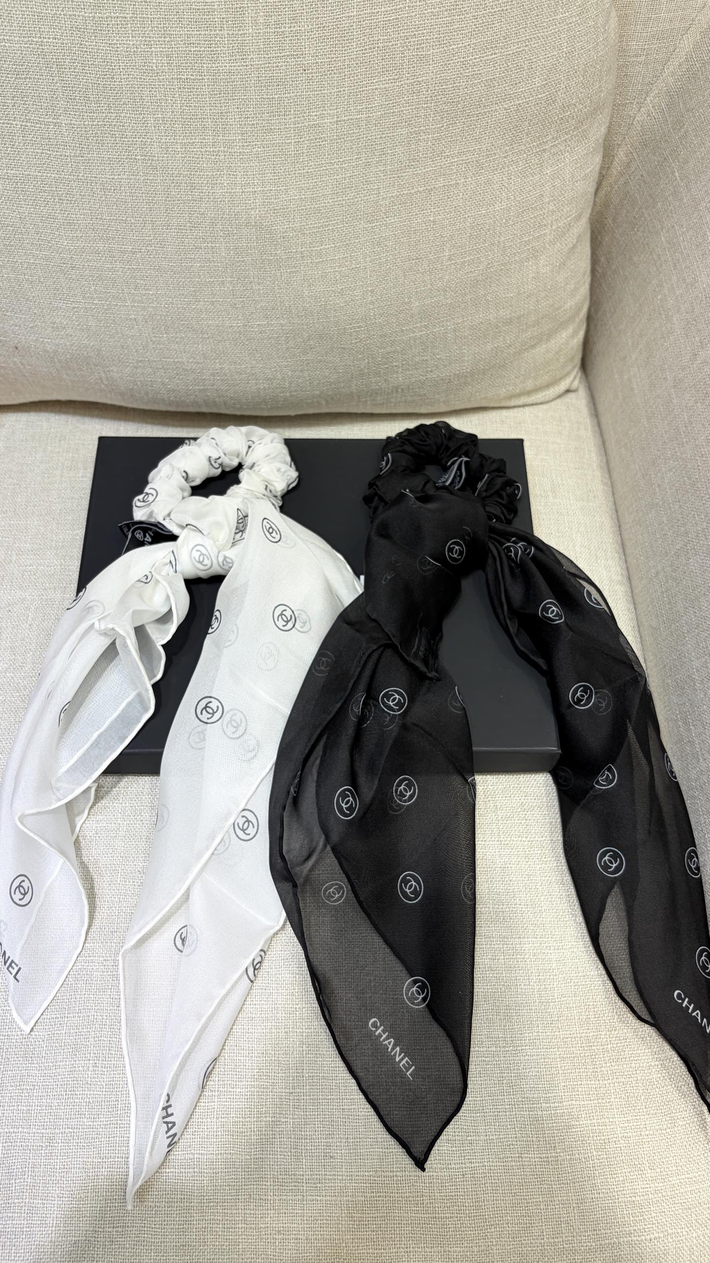 今日新品爆款推荐入\n25s新款白色真丝方巾发圈套装两件套\n\n丝巾手工缝制卷边，工艺很好\n满印logo透透面料➕黑白配好适合夏天\n绑包包绑头发，当头巾，小领结都可以\n\n发圈发绳发饰带包装盒顶级版本\n