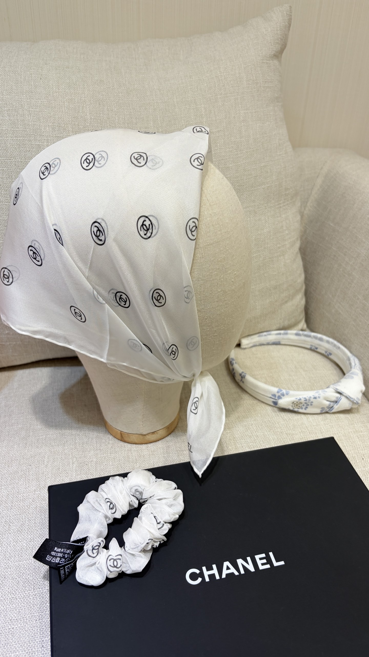 NO:766039,88270, the most popular item arriving today is recommended * 25s new two-piece white silk square scarf hair tie set. The silk scarf is hand-sewn and curled, and the craftsmanship is very good. The transparent fabric with full-print logo is black and white. It is very suitable for summer. It can be tied up in the hair and used as a headscarf or a small bow tie. Top version, real silk, Cartier high-end jewelry1986090988270,今日到货爆款推荐入 * 25s新款白色真丝方巾发圈套装两件套 丝巾手工缝制卷边,工艺很好 满印logo透透面料黑白配 好适合夏天 绑包包绑头发,当头巾,小领结都可以 顶级版本,,real silk,卡迪亚高端饰品,Jewelry