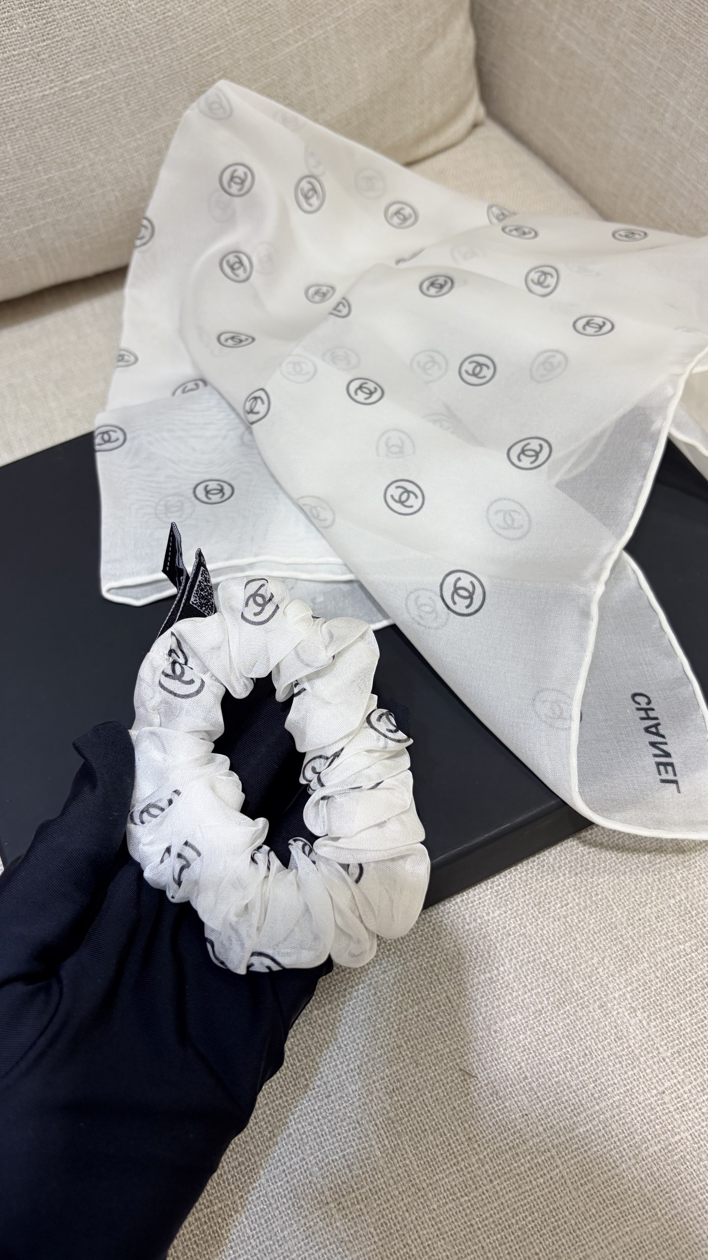 今日新品爆款推荐入\n25s新款白色真丝方巾发圈套装两件套\n\n丝巾手工缝制卷边，工艺很好\n满印logo透透面料➕黑白配好适合夏天\n绑包包绑头发，当头巾，小领结都可以\n\n发圈发绳发饰带包装盒顶级版本\n