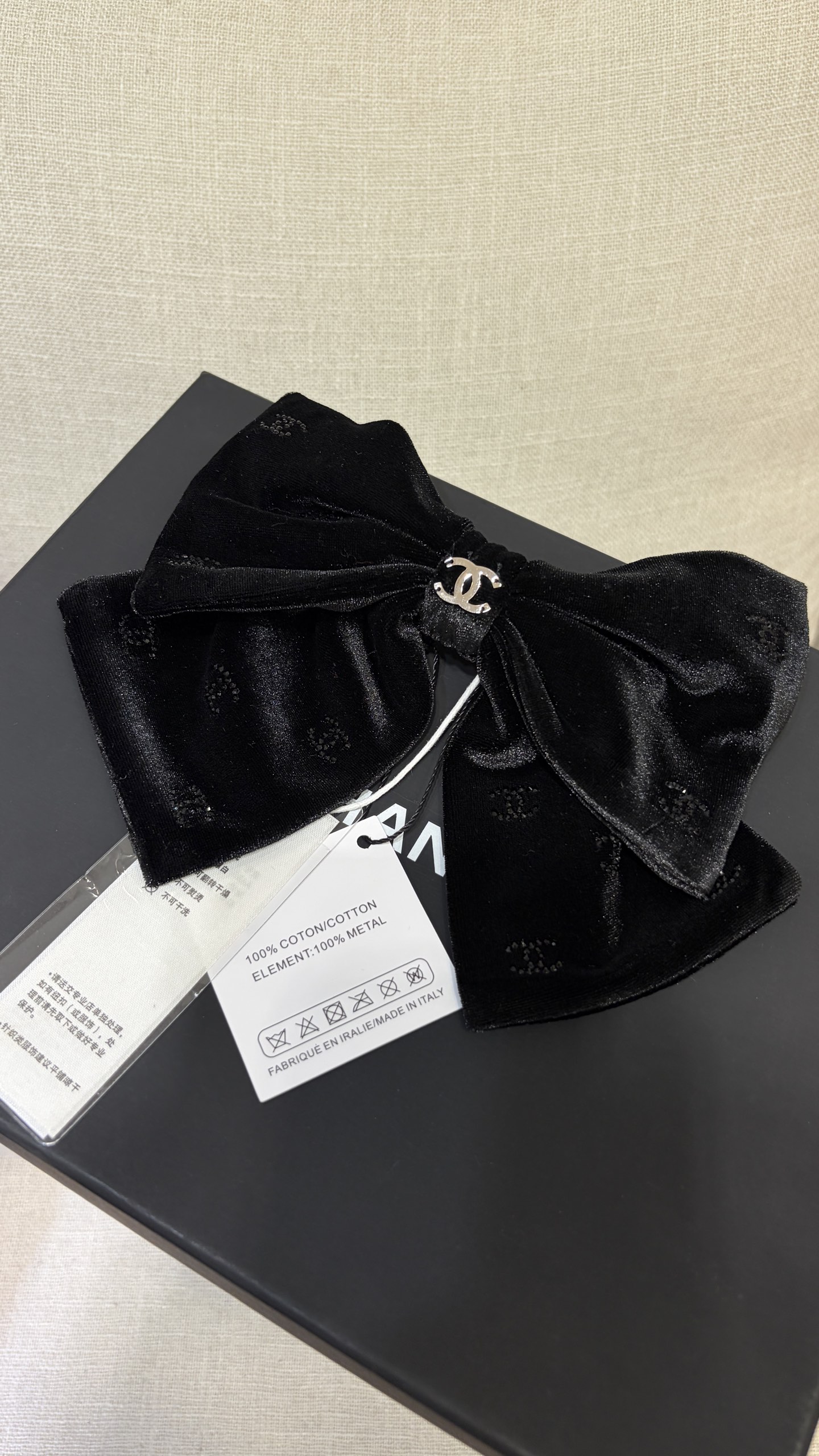 今日新品爆款发夹\n26C新款黑色水晶双C大蝴蝶结弹簧发夹\n\n丝绒蝴蝶结+黑色水晶双c的组合很千金感\n很低调耐看的一枚对蝴蝶结没有抵抗力\n氛围感出片神器，上身效果超级好看\n\n发夹弹簧夹带原盒