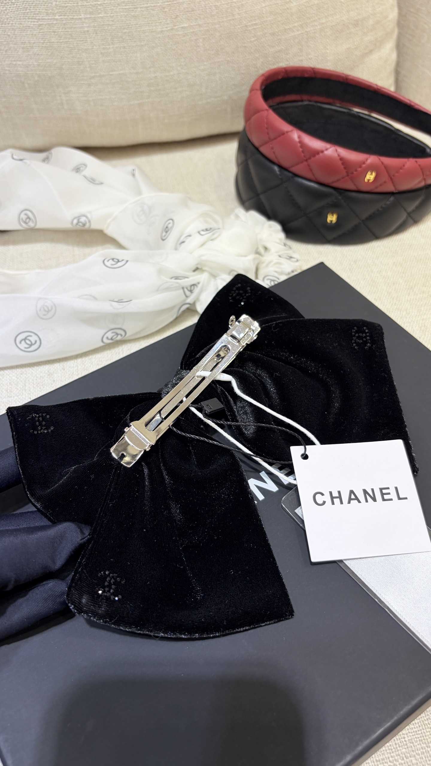 今日新品爆款发夹\n26C新款黑色水晶双C大蝴蝶结弹簧发夹\n\n丝绒蝴蝶结+黑色水晶双c的组合很千金感\n很低调耐看的一枚对蝴蝶结没有抵抗力\n氛围感出片神器，上身效果超级好看\n\n发夹弹簧夹带原盒