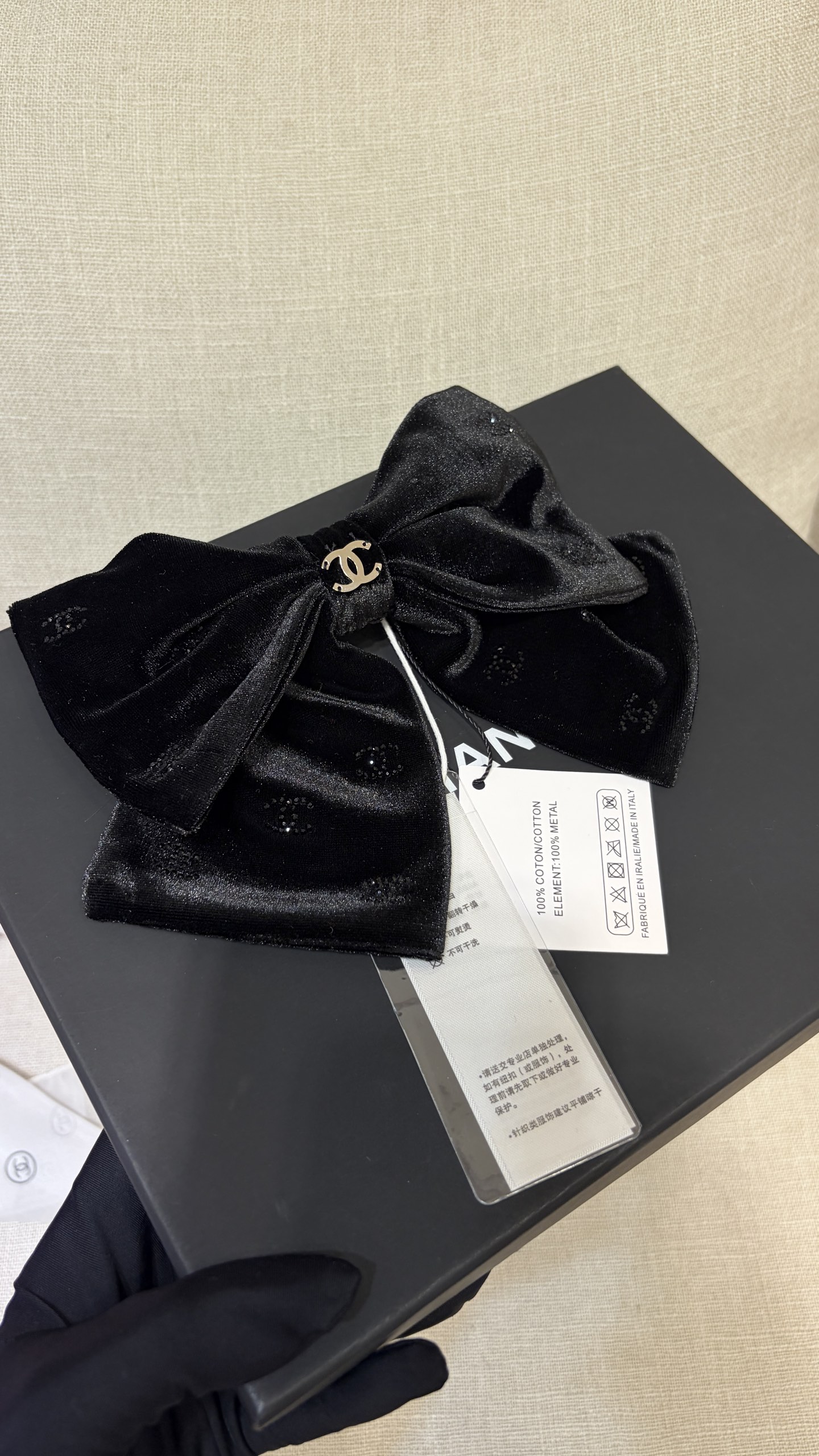 今日新品爆款发夹\n26C新款黑色水晶双C大蝴蝶结弹簧发夹\n\n丝绒蝴蝶结+黑色水晶双c的组合很千金感\n很低调耐看的一枚对蝴蝶结没有抵抗力\n氛围感出片神器，上身效果超级好看\n\n发夹弹簧夹带原盒