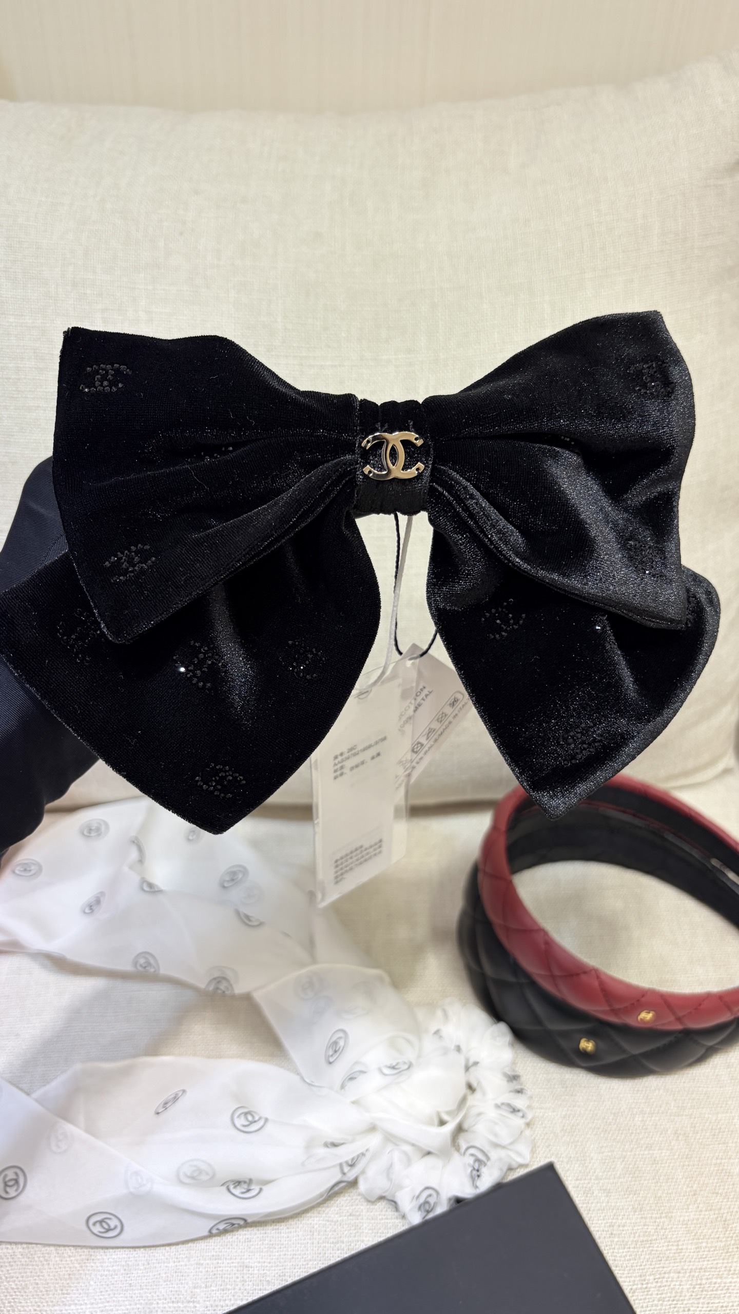 今日新品爆款发夹\n26C新款黑色水晶双C大蝴蝶结弹簧发夹\n\n丝绒蝴蝶结+黑色水晶双c的组合很千金感\n很低调耐看的一枚对蝴蝶结没有抵抗力\n氛围感出片神器，上身效果超级好看\n\n发夹弹簧夹带原盒