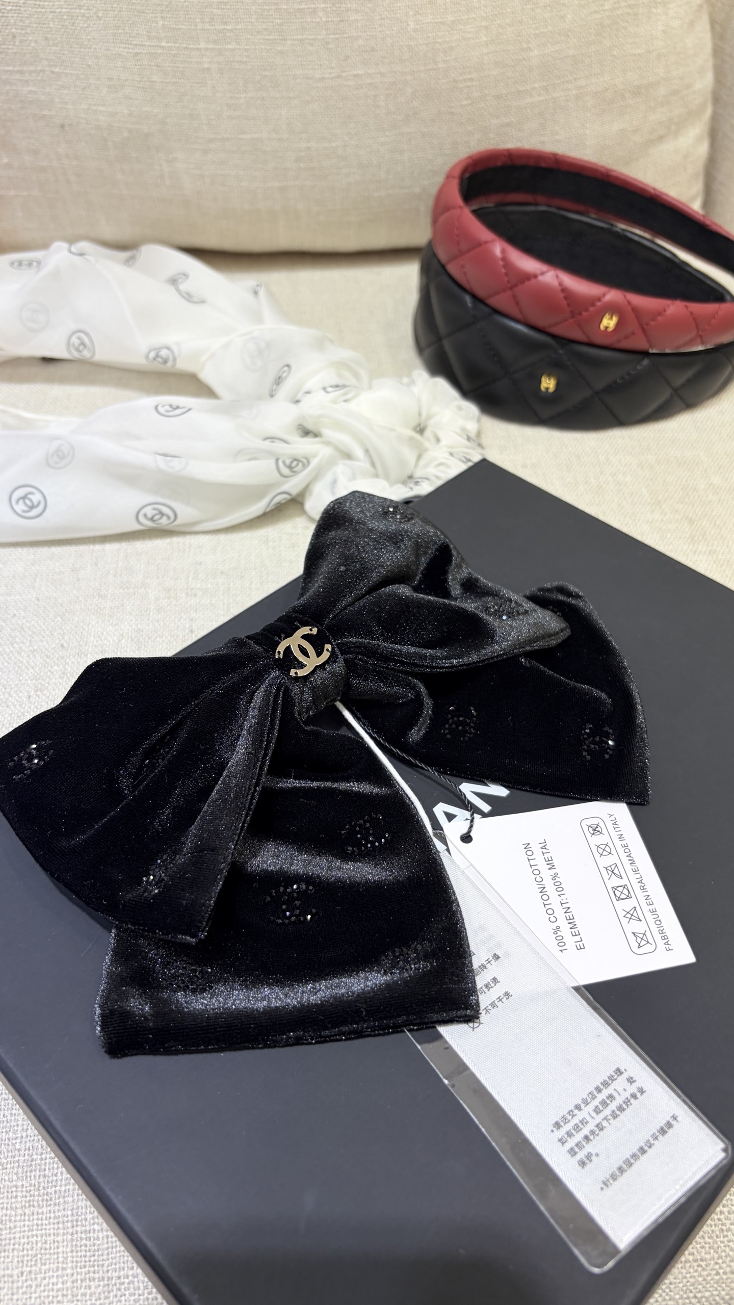 今日新品爆款发夹\n26C新款黑色水晶双C大蝴蝶结弹簧发夹\n\n丝绒蝴蝶结+黑色水晶双c的组合很千金感\n很低调耐看的一枚对蝴蝶结没有抵抗力\n氛围感出片神器，上身效果超级好看\n\n发夹弹簧夹带原盒