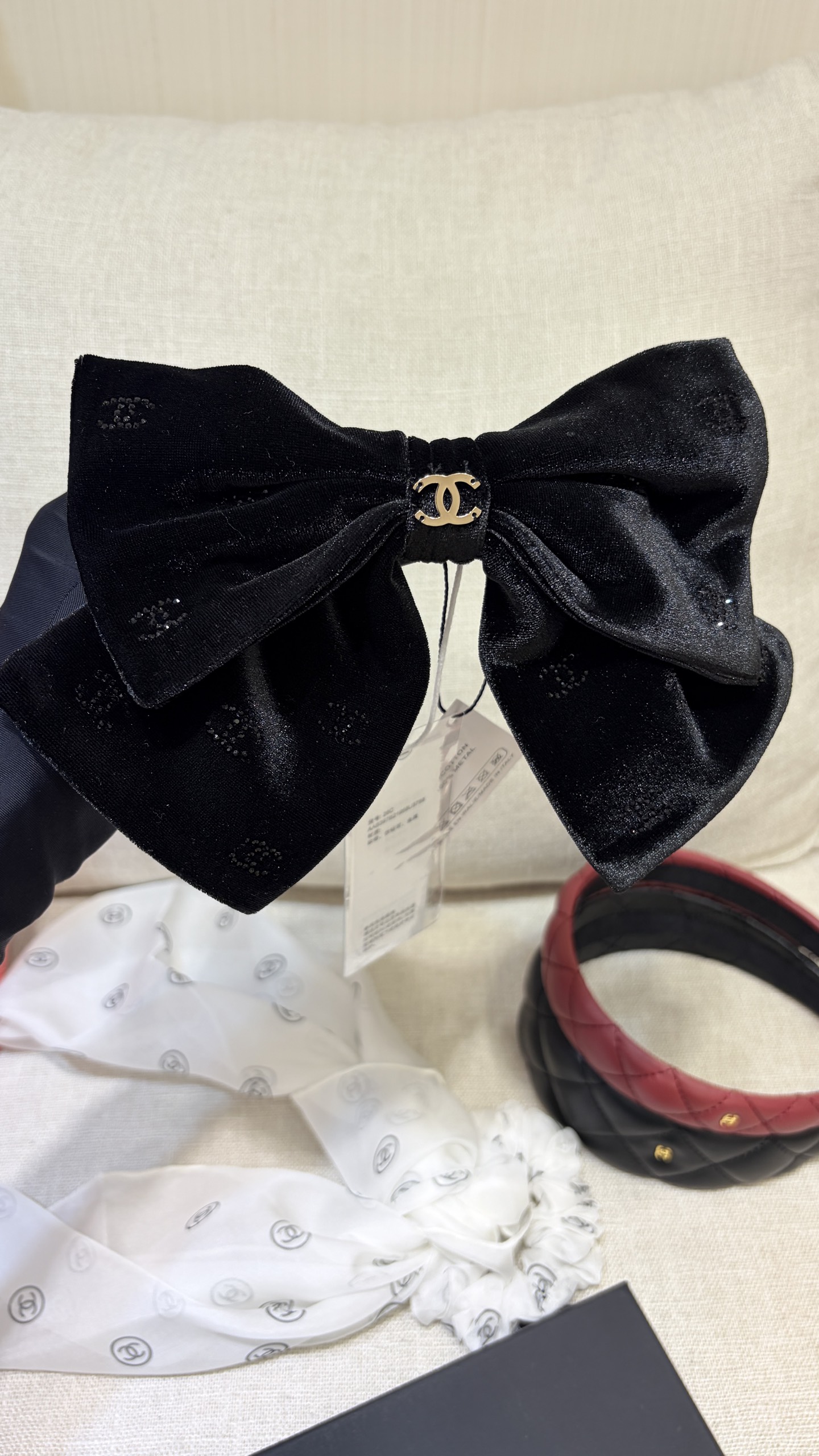 今日新品爆款发夹\n26C新款黑色水晶双C大蝴蝶结弹簧发夹\n\n丝绒蝴蝶结+黑色水晶双c的组合很千金感\n很低调耐看的一枚对蝴蝶结没有抵抗力\n氛围感出片神器，上身效果超级好看\n\n发夹弹簧夹带原盒