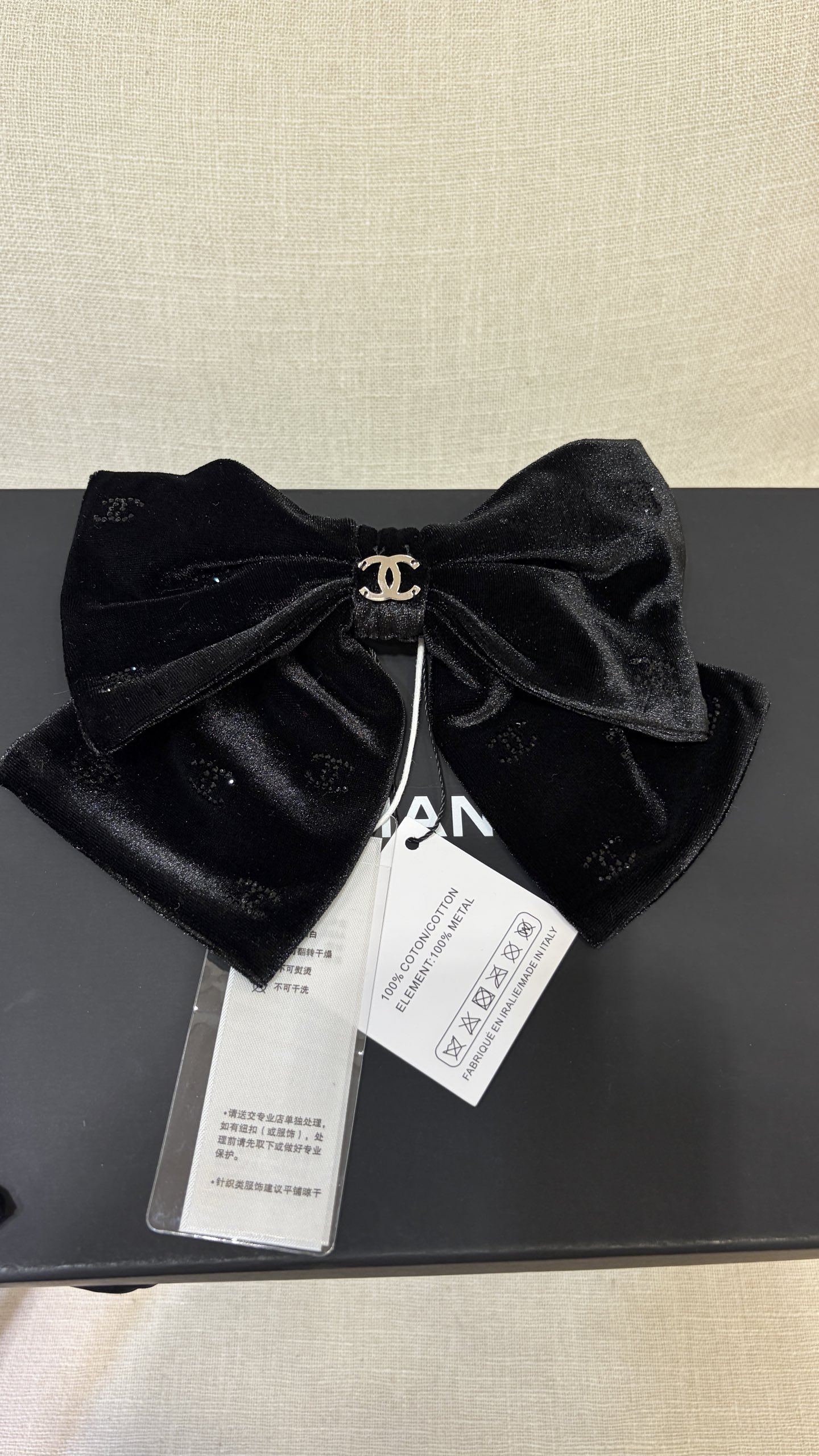 今日新品爆款发夹\n26C新款黑色水晶双C大蝴蝶结弹簧发夹\n\n丝绒蝴蝶结+黑色水晶双c的组合很千金感\n很低调耐看的一枚对蝴蝶结没有抵抗力\n氛围感出片神器，上身效果超级好看\n\n发夹弹簧夹带原盒
