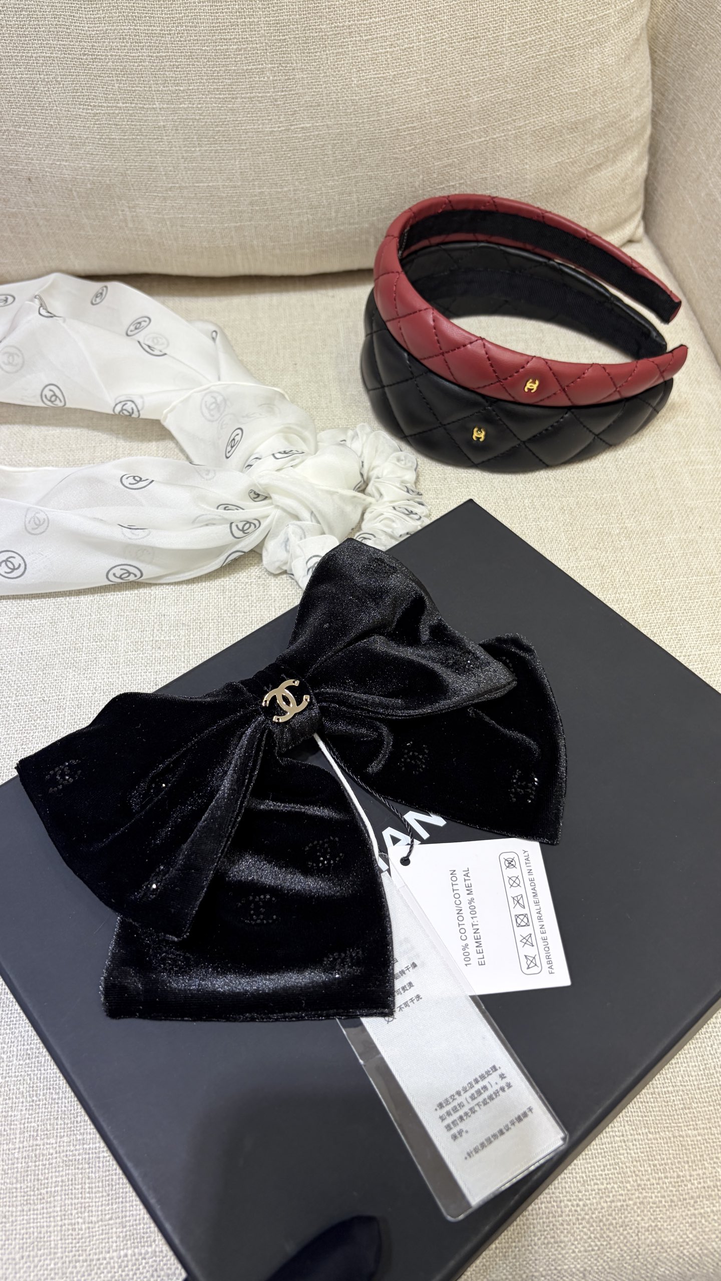 今日新品爆款发夹\n26C新款黑色水晶双C大蝴蝶结弹簧发夹\n\n丝绒蝴蝶结+黑色水晶双c的组合很千金感\n很低调耐看的一枚对蝴蝶结没有抵抗力\n氛围感出片神器，上身效果超级好看\n\n发夹弹簧夹带原盒