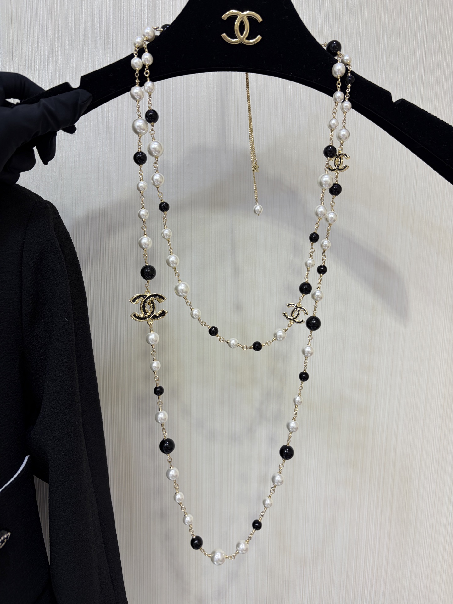 NO:816330,88390 sweater chain arrived today. Second-hand black enamel double C pearl long sweater chain. Gold lava lace black enamel cc black and white beads. The style is neutral and casual. It has a vintage taste. It looks good when worn on two or three layers. The upper body has a sense of presence. It is made of the same brass as yb. 3c sweater chain necklace with packaging box, sweaters, necklace, Cartier high-end jewelry1986090988390今日到货毛衣链 中古款黑色珐琅双C珍珠长款毛衣链 金色熔岩花边黑色珐琅cc黑白串珠 风格偏中性休闲 很vintage的味道 绕两层或三层佩戴都好看 上身很有存在感 yb一样黄铜材质 3c毛衣链项链带包装盒,,sweaters,necklace,卡迪亚高端饰品,Jewelry