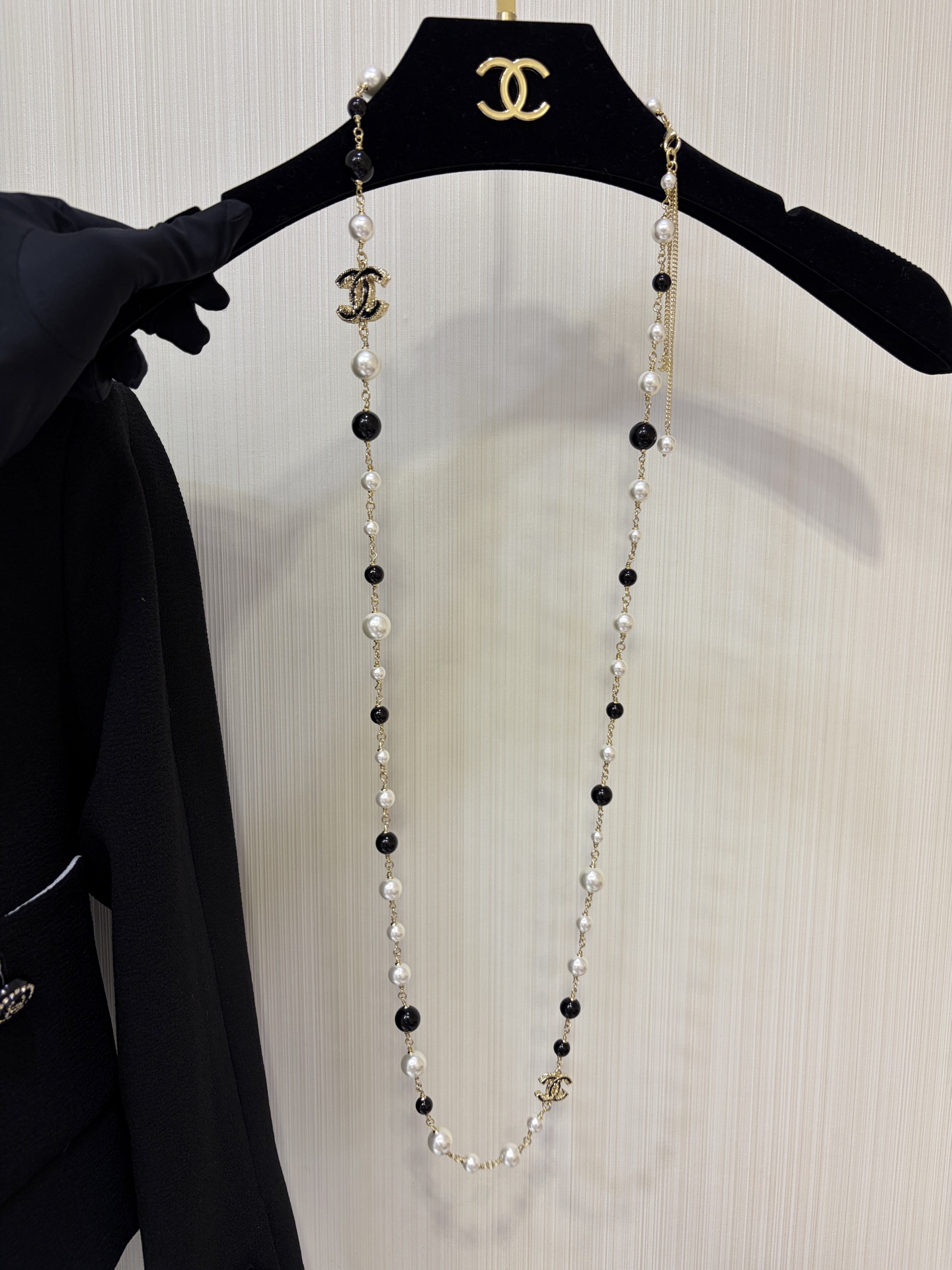 NO:816325,88360, Sweater chain arrived today. Second-hand style black enamel double C pearl sweater chain. Gold lava lace black enamel CC black and white beads. The style is neutral and casual. It has a vintage taste. It is so beautiful on the upper body. It is a classic that will never go out of style no matter how long it takes. The same YB brass material. Sweater chain necklace with packaging box, sweaters, necklace, Cartier high-end jewelry.1986090988360,今日到货毛衣链 中古款黑色珐琅双C珍珠毛衣链 金色熔岩花边黑色珐琅cc黑白串珠 风格偏中性休闲 很vintage的味道 上身太美啦 无论多久都不过时的经典 yb一样黄铜材质 毛衣链项链带包装盒,,sweaters,necklace,卡迪亚高端饰品,Jewelry