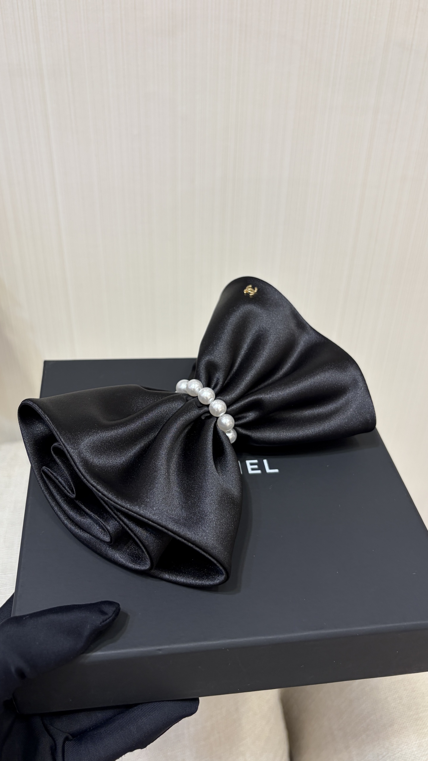 今日新品发夹\n新款双C徽标黑色蝴蝶结中古发夹\n\n珍珠黑色缎面蝴蝶结版型很乖巧优雅\n非常耐看夹在后脑勺氛围感满满\n对黑色蝴蝶结没有抵抗力巨好搭配✨\n\n发夹发卡弹簧夹带包装盒